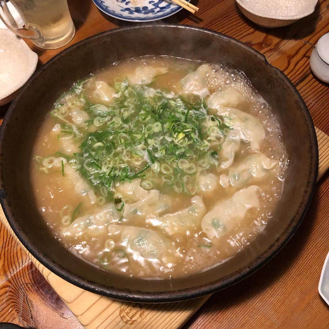 工藤采佳さんのインスタグラム写真 - (工藤采佳Instagram)「さぁて福岡グルメ続きますよんw 炊き餃子 池田屋 今回は大名本店🍲 福岡でぜひ行って欲しいお店！ 看板が無いのでご注意を〜🕴 福岡滞在中2回も来店しました🤤笑 それくらい大好きなお店であり 元バイト先である場所です☝️ その中でもオススメメニューを！ #ウニとイクラのせ半熟卵 宝石箱です笑 #小腸ごぼう詰め焼き 真ん中に刺さってるのごぼうです！ よく骨だと間違える人多いw #黒豚軟骨焼き ビールが進みます #炊き餃子 スープも餃子も最高 #山芋とろろ焼き 土佐酢でさっぱり #ちゃんぽんめん #炊き餃子池田屋 まだまだオススメあるんやけど、 餃子のスープで作る締めのちゃんぽんめん ぜひご堪能いただきたい！(^^) アサデスKBCでお世話になった方々と🎵 楽しすぎる時間でした✌️✨ . . . . . . . . #福岡グルメ#博多グルメ#福岡女子#オススメ#グルメ#福岡#スポット#飲食店#餃子#炊き餃子#絶品#美味しい#kbc#テレビ#instafood#fukuoka#gourmet#飯テロ#隠れ家」6月30日 5時55分 - kudo__ayaka