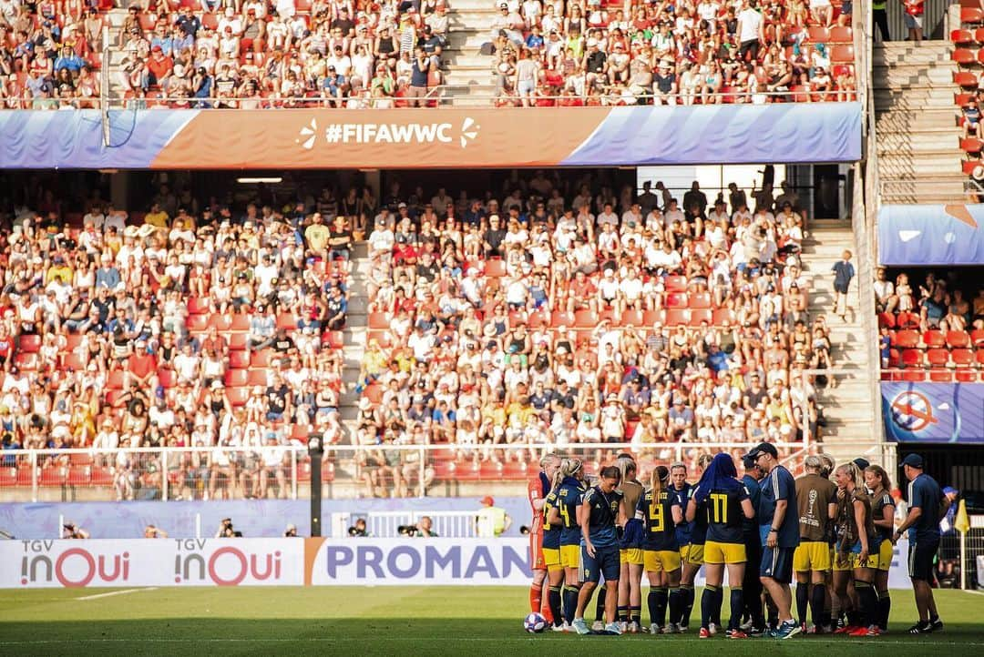 ソフィア・ヤコブソンさんのインスタグラム写真 - (ソフィア・ヤコブソンInstagram)「I can’t get enough of this team😍, semifinal here we come! 💙💛 #FIFAWWC #france #daretoshine」6月30日 5時55分 - sofiajakobsson