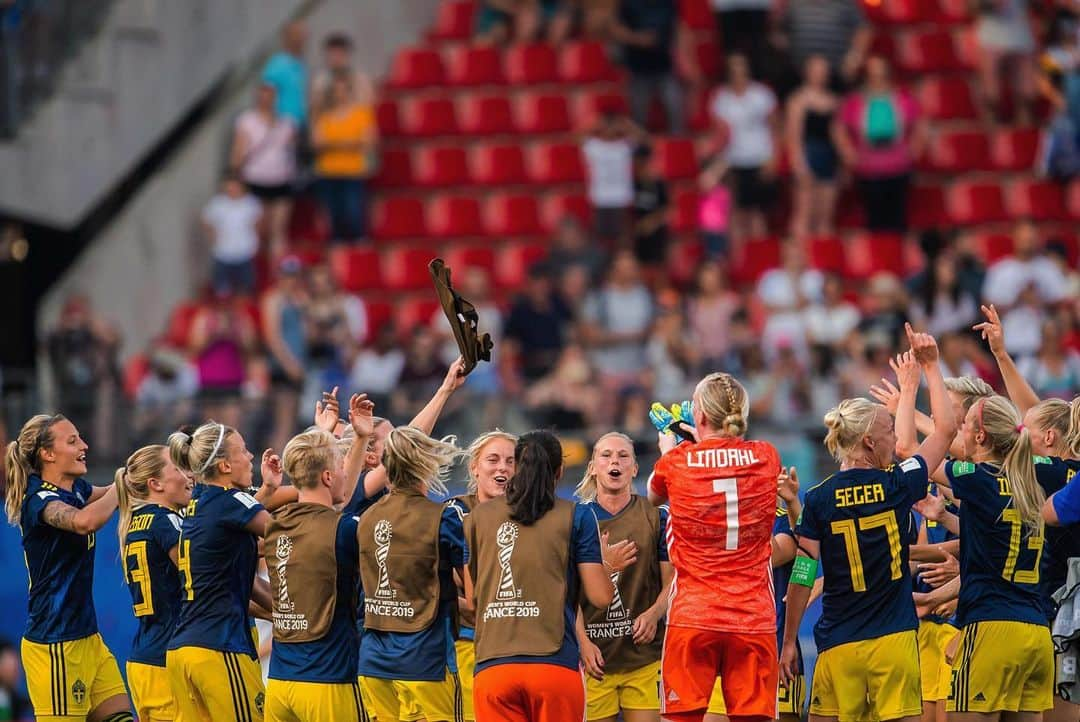 ソフィア・ヤコブソンさんのインスタグラム写真 - (ソフィア・ヤコブソンInstagram)「I can’t get enough of this team😍, semifinal here we come! 💙💛 #FIFAWWC #france #daretoshine」6月30日 5時55分 - sofiajakobsson