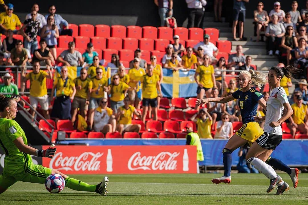 ソフィア・ヤコブソンさんのインスタグラム写真 - (ソフィア・ヤコブソンInstagram)「I can’t get enough of this team😍, semifinal here we come! 💙💛 #FIFAWWC #france #daretoshine」6月30日 5時55分 - sofiajakobsson