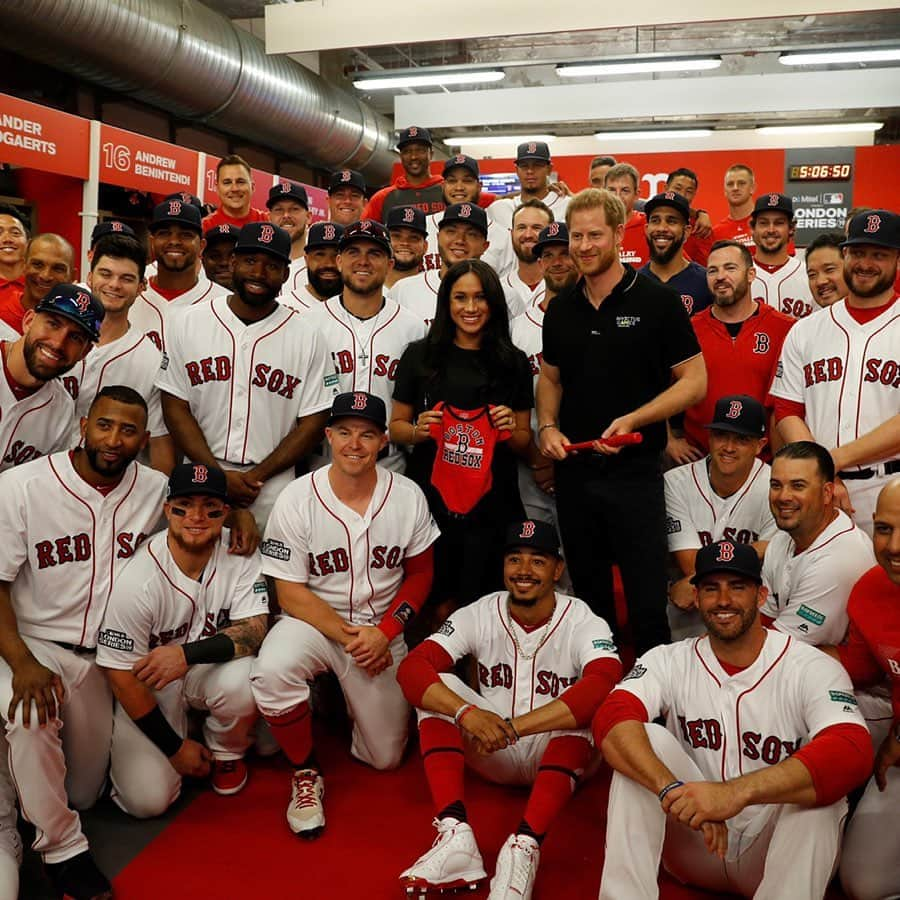 英ヘンリー王子夫妻さんのインスタグラム写真 - (英ヘンリー王子夫妻Instagram)「Tonight, The Duke and Duchess of Sussex attended the first of a two game series of the Major League Baseball #LondonSeries, in support of @WeAreInvictusGames.  Tonight’s highly anticipated game between the #Yankees and #RedSox took place at London stadium, Olympic Park.  The @WeAreInvictusGames, of which His Royal Highness is Founding Patron, has been selected as charity partner for the @MLB 2019 series. The Invictus Games Foundation is the international charity that oversees the development of the Invictus Games, an international adaptive multi-sport event in which wounded, injured or sick armed service personnel and veterans participate. It celebrates the power of sport in recovery and how it can help, physically or psychologically, those suffering from injuries or illness.  The word ‘invictus’ means ‘unconquered’ - it embodies the fighting spirit of the competitors.  As part of the partnership, the Invictus Games Foundation have a team participating in London’s #Softball60, the social softball series built for the city and targeted to introduce the sport to new audiences and demonstrate that it is an inclusive sport.  On this #ArmedForcesDay, tonight’s event was also a chance for Their Royal Highnesses to shine a light on the men and women here in the UK and around the world who have sacrificed so much for their country.  Discover more about the Invictus Games Foundation through the link in our bio.  Photo credit: PA」6月30日 5時49分 - sussexroyal