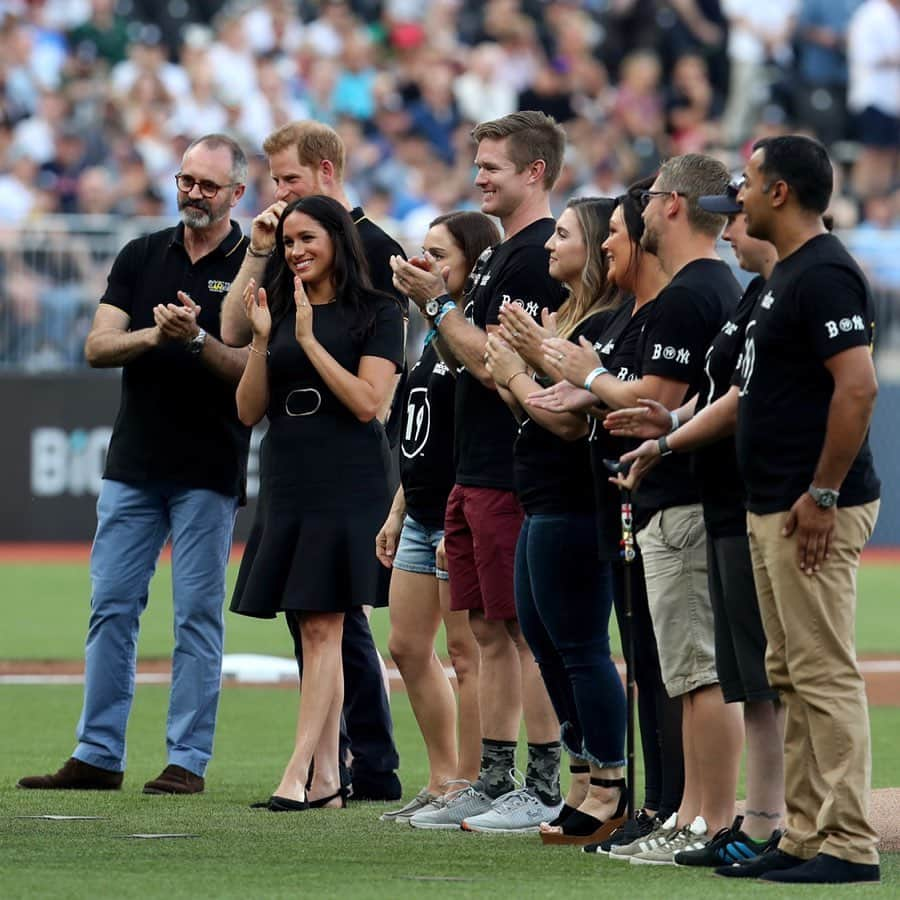 英ヘンリー王子夫妻さんのインスタグラム写真 - (英ヘンリー王子夫妻Instagram)「Tonight, The Duke and Duchess of Sussex attended the first of a two game series of the Major League Baseball #LondonSeries, in support of @WeAreInvictusGames.  Tonight’s highly anticipated game between the #Yankees and #RedSox took place at London stadium, Olympic Park.  The @WeAreInvictusGames, of which His Royal Highness is Founding Patron, has been selected as charity partner for the @MLB 2019 series. The Invictus Games Foundation is the international charity that oversees the development of the Invictus Games, an international adaptive multi-sport event in which wounded, injured or sick armed service personnel and veterans participate. It celebrates the power of sport in recovery and how it can help, physically or psychologically, those suffering from injuries or illness.  The word ‘invictus’ means ‘unconquered’ - it embodies the fighting spirit of the competitors.  As part of the partnership, the Invictus Games Foundation have a team participating in London’s #Softball60, the social softball series built for the city and targeted to introduce the sport to new audiences and demonstrate that it is an inclusive sport.  On this #ArmedForcesDay, tonight’s event was also a chance for Their Royal Highnesses to shine a light on the men and women here in the UK and around the world who have sacrificed so much for their country.  Discover more about the Invictus Games Foundation through the link in our bio.  Photo credit: PA」6月30日 5時49分 - sussexroyal