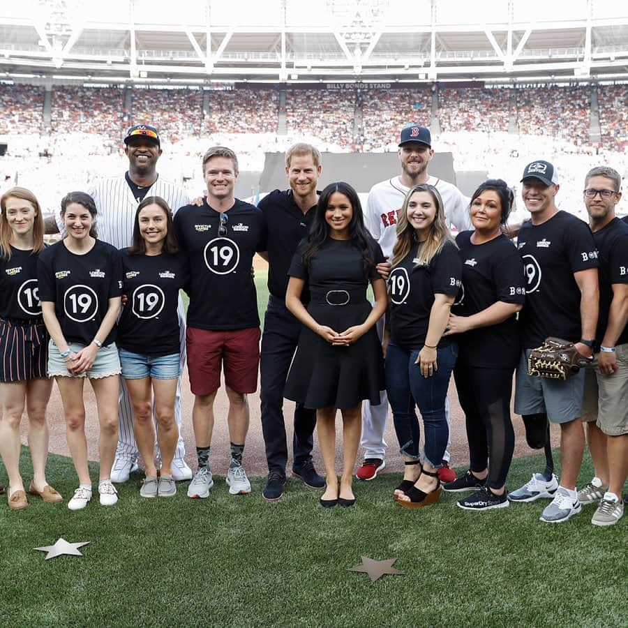 英ヘンリー王子夫妻さんのインスタグラム写真 - (英ヘンリー王子夫妻Instagram)「Tonight, The Duke and Duchess of Sussex attended the first of a two game series of the Major League Baseball #LondonSeries, in support of @WeAreInvictusGames.  Tonight’s highly anticipated game between the #Yankees and #RedSox took place at London stadium, Olympic Park.  The @WeAreInvictusGames, of which His Royal Highness is Founding Patron, has been selected as charity partner for the @MLB 2019 series. The Invictus Games Foundation is the international charity that oversees the development of the Invictus Games, an international adaptive multi-sport event in which wounded, injured or sick armed service personnel and veterans participate. It celebrates the power of sport in recovery and how it can help, physically or psychologically, those suffering from injuries or illness.  The word ‘invictus’ means ‘unconquered’ - it embodies the fighting spirit of the competitors.  As part of the partnership, the Invictus Games Foundation have a team participating in London’s #Softball60, the social softball series built for the city and targeted to introduce the sport to new audiences and demonstrate that it is an inclusive sport.  On this #ArmedForcesDay, tonight’s event was also a chance for Their Royal Highnesses to shine a light on the men and women here in the UK and around the world who have sacrificed so much for their country.  Discover more about the Invictus Games Foundation through the link in our bio.  Photo credit: PA」6月30日 5時49分 - sussexroyal