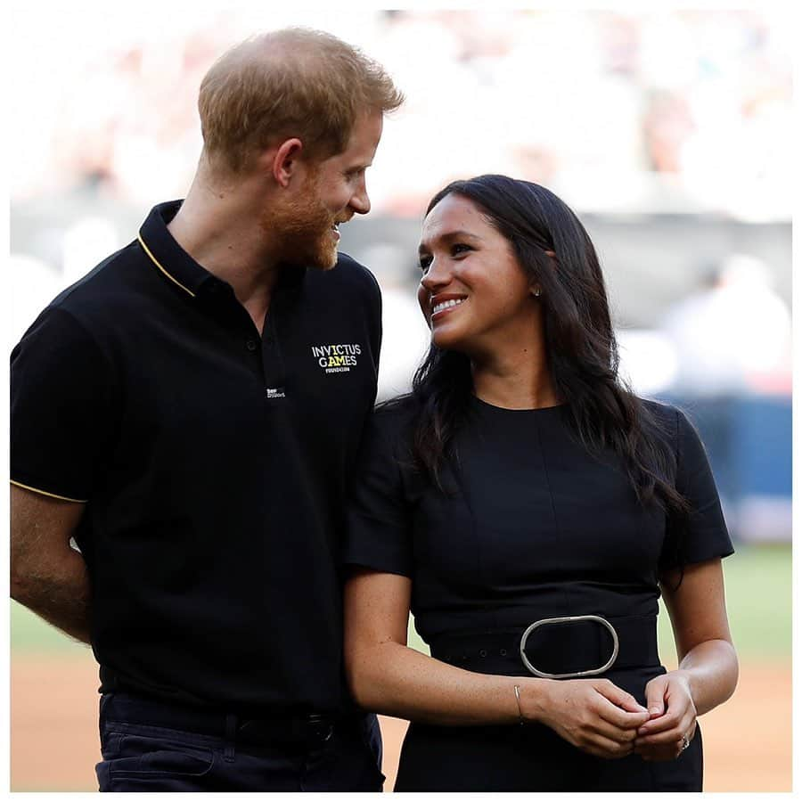 英ヘンリー王子夫妻さんのインスタグラム写真 - (英ヘンリー王子夫妻Instagram)「Tonight, The Duke and Duchess of Sussex attended the first of a two game series of the Major League Baseball #LondonSeries, in support of @WeAreInvictusGames.  Tonight’s highly anticipated game between the #Yankees and #RedSox took place at London stadium, Olympic Park.  The @WeAreInvictusGames, of which His Royal Highness is Founding Patron, has been selected as charity partner for the @MLB 2019 series. The Invictus Games Foundation is the international charity that oversees the development of the Invictus Games, an international adaptive multi-sport event in which wounded, injured or sick armed service personnel and veterans participate. It celebrates the power of sport in recovery and how it can help, physically or psychologically, those suffering from injuries or illness.  The word ‘invictus’ means ‘unconquered’ - it embodies the fighting spirit of the competitors.  As part of the partnership, the Invictus Games Foundation have a team participating in London’s #Softball60, the social softball series built for the city and targeted to introduce the sport to new audiences and demonstrate that it is an inclusive sport.  On this #ArmedForcesDay, tonight’s event was also a chance for Their Royal Highnesses to shine a light on the men and women here in the UK and around the world who have sacrificed so much for their country.  Discover more about the Invictus Games Foundation through the link in our bio.  Photo credit: PA」6月30日 5時49分 - sussexroyal