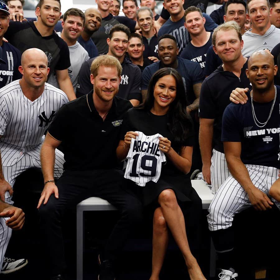 英ヘンリー王子夫妻さんのインスタグラム写真 - (英ヘンリー王子夫妻Instagram)「Tonight, The Duke and Duchess of Sussex attended the first of a two game series of the Major League Baseball #LondonSeries, in support of @WeAreInvictusGames.  Tonight’s highly anticipated game between the #Yankees and #RedSox took place at London stadium, Olympic Park.  The @WeAreInvictusGames, of which His Royal Highness is Founding Patron, has been selected as charity partner for the @MLB 2019 series. The Invictus Games Foundation is the international charity that oversees the development of the Invictus Games, an international adaptive multi-sport event in which wounded, injured or sick armed service personnel and veterans participate. It celebrates the power of sport in recovery and how it can help, physically or psychologically, those suffering from injuries or illness.  The word ‘invictus’ means ‘unconquered’ - it embodies the fighting spirit of the competitors.  As part of the partnership, the Invictus Games Foundation have a team participating in London’s #Softball60, the social softball series built for the city and targeted to introduce the sport to new audiences and demonstrate that it is an inclusive sport.  On this #ArmedForcesDay, tonight’s event was also a chance for Their Royal Highnesses to shine a light on the men and women here in the UK and around the world who have sacrificed so much for their country.  Discover more about the Invictus Games Foundation through the link in our bio.  Photo credit: PA」6月30日 5時49分 - sussexroyal