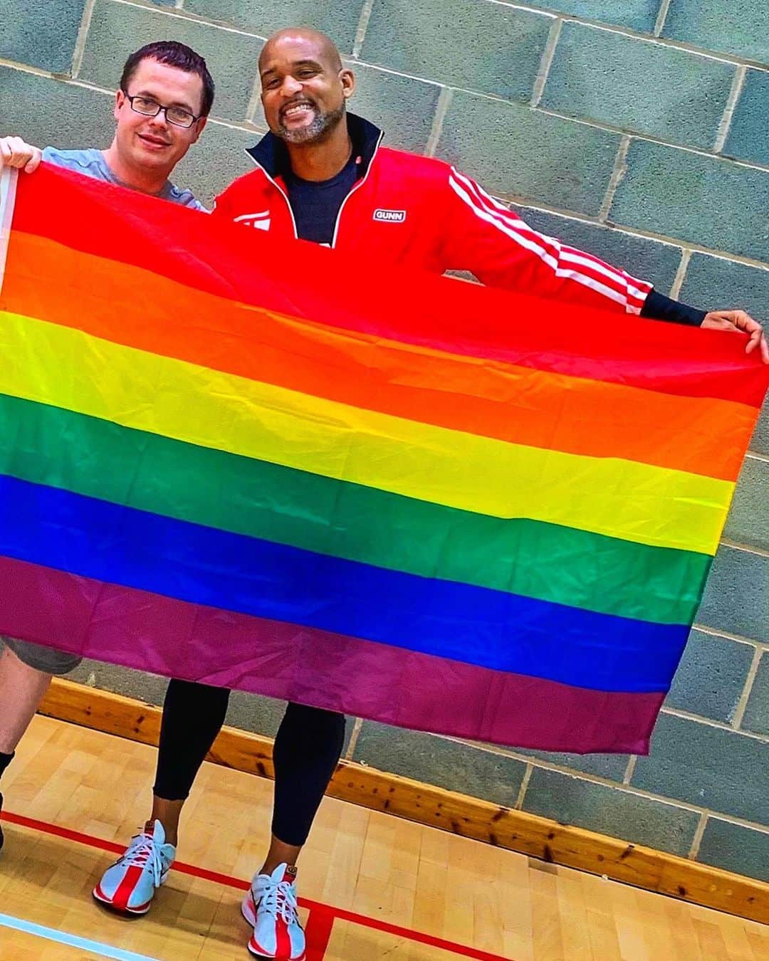 ショウン・トンプソンさんのインスタグラム写真 - (ショウン・トンプソンInstagram)「My #fitfam shows up with flags 🌈  For real for real! After we took a pic, he pulled out a whole flag! 🤣🤣🤣 I was here for all of it! Happy Pride 2019‼️ #pride #lgbt #fitness #love #pride2019」6月30日 5時50分 - shaunt