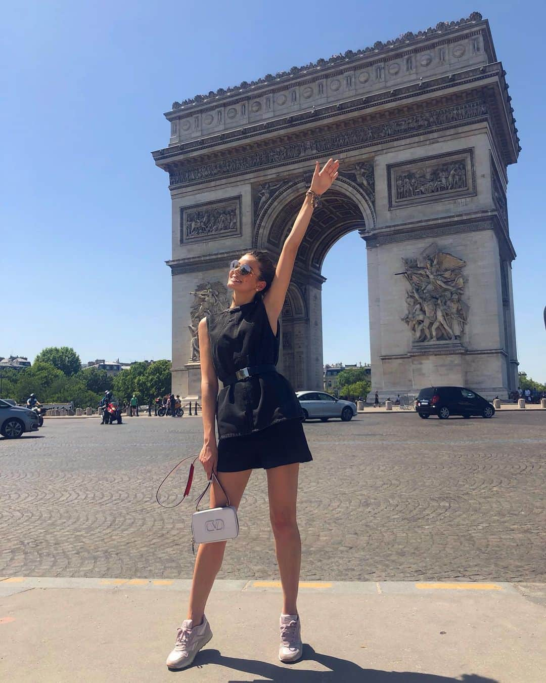 Camila Queirozさんのインスタグラム写真 - (Camila QueirozInstagram)「Arc de Triomphe 🖤」6月30日 5時52分 - camilaqueiroz