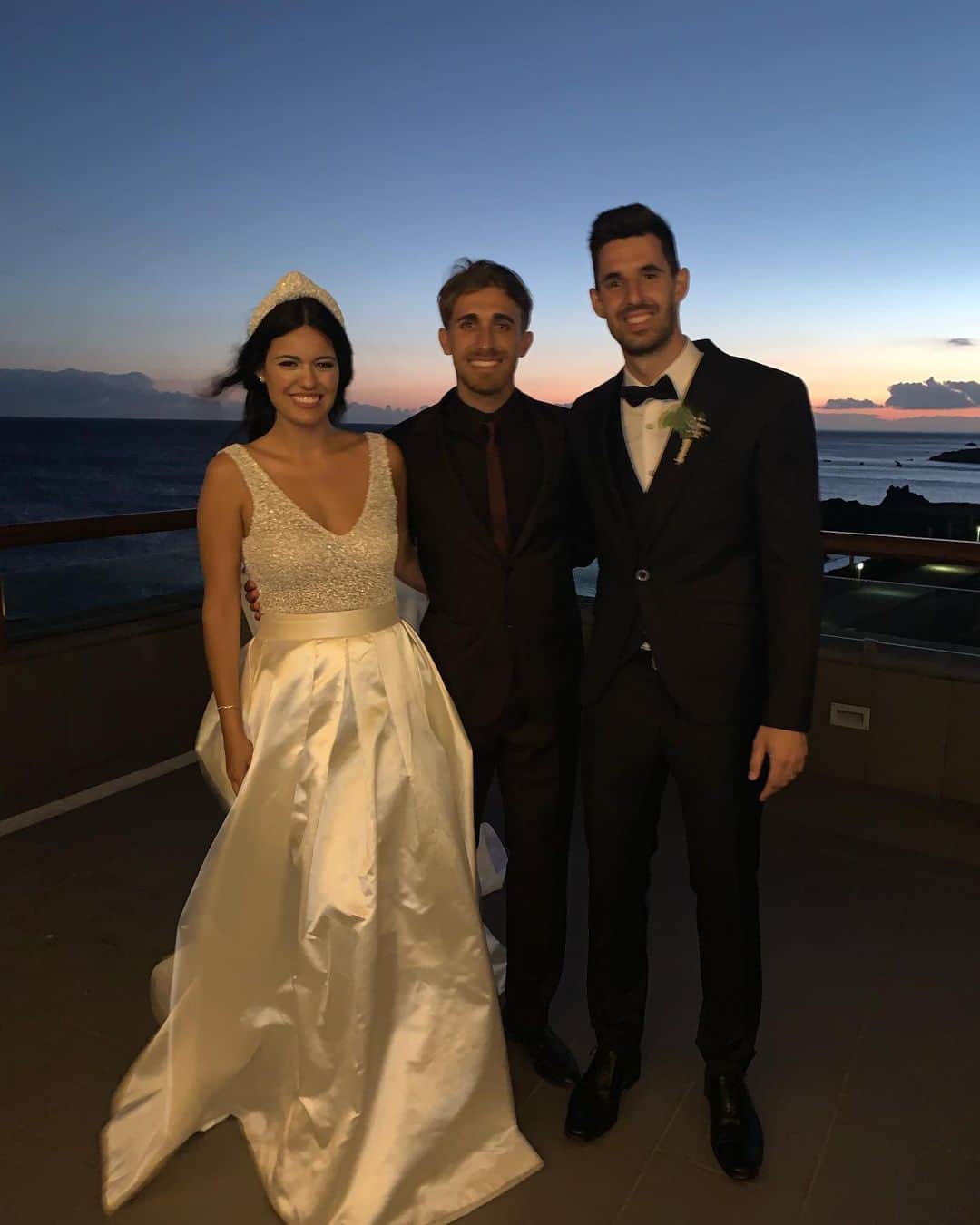 マルク・ムニエッサのインスタグラム：「Que sigueu molt feliços❤️🤵🏻👰🏽」