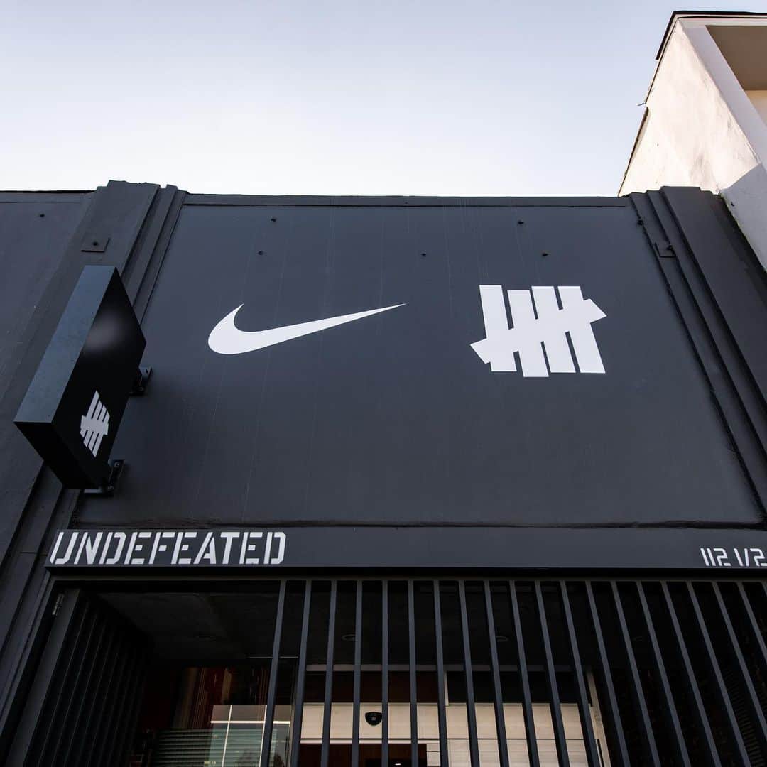 UNDFTDさんのインスタグラム写真 - (UNDFTDInstagram)「NIKE x UNDEFEATED Present: USWNT Fan Lounge Pop-Up on La Brea. Join us for a celebration of women in sport exclusively with the purchase of a women’s soccer jersey, TODAY ONLY. Exclusive planters by @bodega.rose, custom nail art by @notbad.as @phreshnailss available and more. 9AM-7PM 112.5 S. La Brea Ave. Los Angeles, CA. 90036」6月30日 5時58分 - undefeatedinc