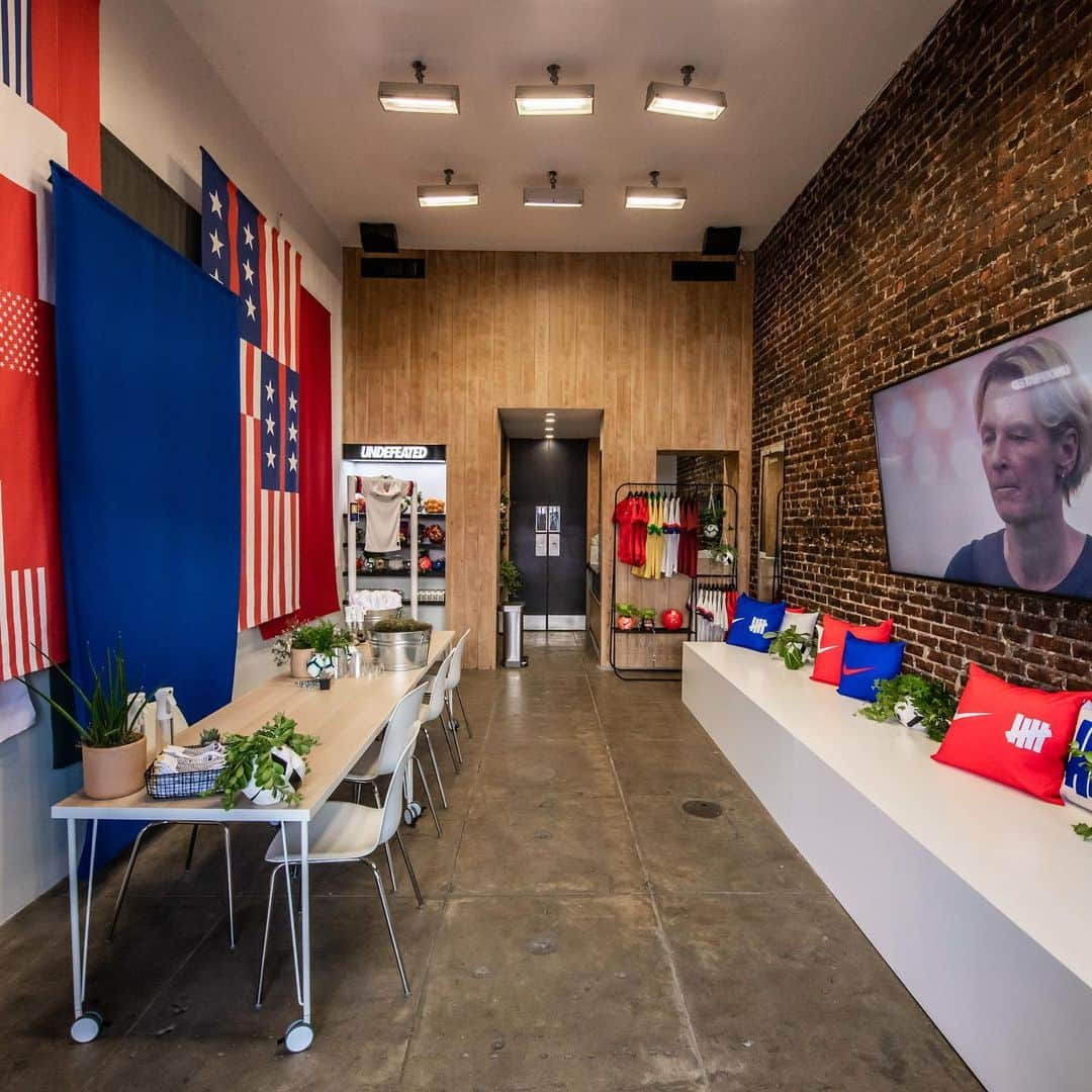 UNDFTDさんのインスタグラム写真 - (UNDFTDInstagram)「NIKE x UNDEFEATED Present: USWNT Fan Lounge Pop-Up on La Brea. Join us for a celebration of women in sport exclusively with the purchase of a women’s soccer jersey, TODAY ONLY. Exclusive planters by @bodega.rose, custom nail art by @notbad.as @phreshnailss available and more. 9AM-7PM 112.5 S. La Brea Ave. Los Angeles, CA. 90036」6月30日 5時58分 - undefeatedinc