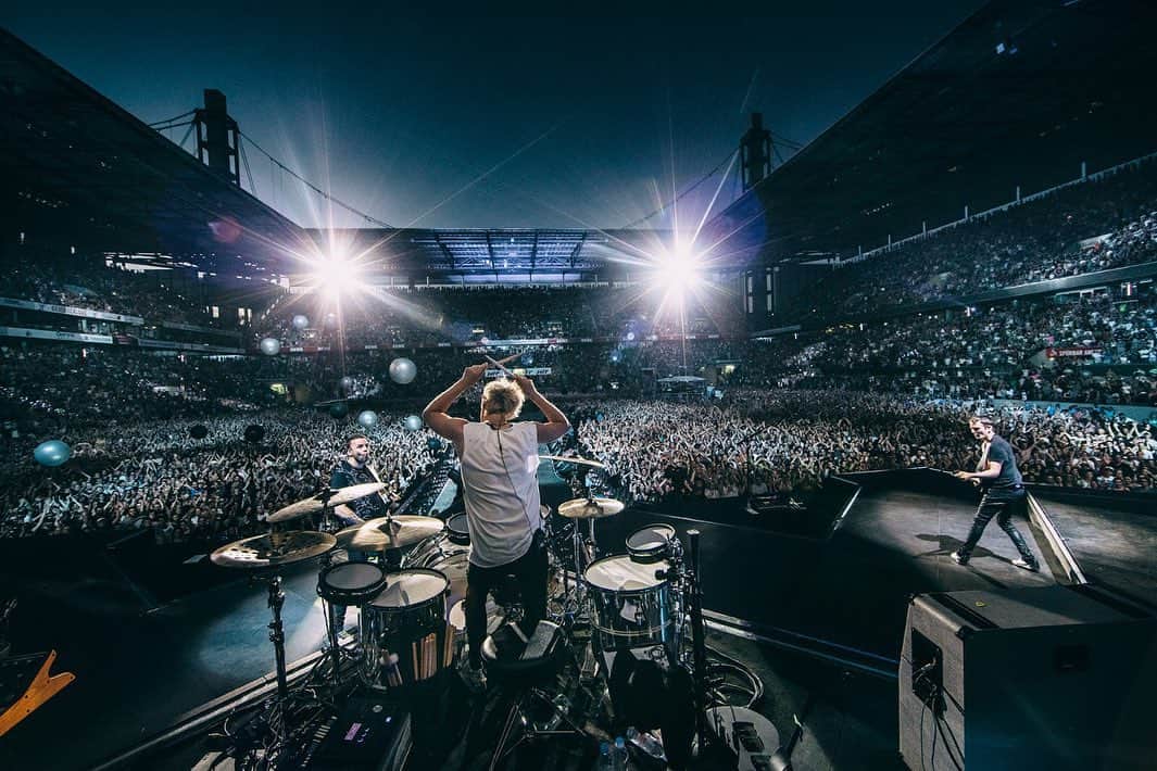 MUSEさんのインスタグラム写真 - (MUSEInstagram)「Thank you Koln!  Our first ever football stadium in Germany.  What an amazing night and energetic crowd. 🙌🏻 📸 @hpvv」6月30日 6時10分 - muse
