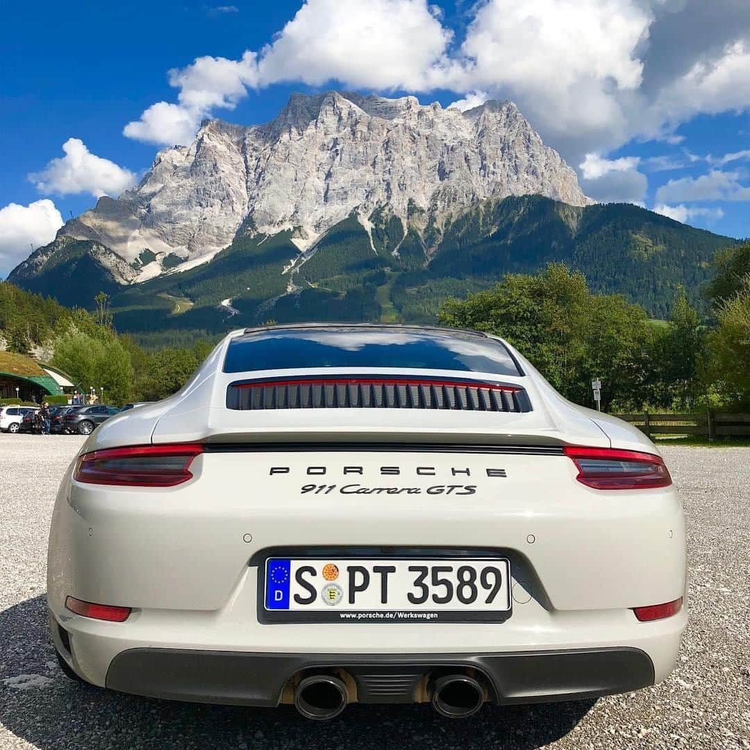 Porscheさんのインスタグラム写真 - (PorscheInstagram)「Nice view. The scenery’s not bad either. #PorscheMoment #Porsche #Porsche911 #PorscheCarrera #911GTS #TimelessMachine (📷: @porsche_touring) __ Combined fuel consumption in accordance with EU 6: 911 Carrera GTS: 8,8 l/100 km CO2 emissions: 201 g/km」6月30日 6時30分 - porsche