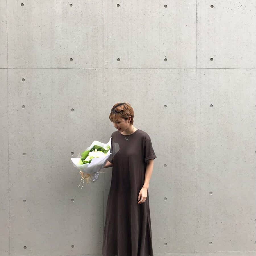 長谷川あやさんのインスタグラム写真 - (長谷川あやInstagram)「💐💐💐 #fashion #ootd #outfit #code #coordinate #style #titivate #titivatestyle #152せんちこーで @titivatejp #赤ちゃんのいる生活 #ママコーデ #ティティベイト #コットンAラインカットソーワンピース ・ ・ ・ お花のプレゼントって 素敵だなって思う👏(´∀｀)💛 ・ プレゼントのセンス 全くないからこーゆうプレゼント できる人になりたい‼️笑 ・ まだとてもじゃないけど カラー💇‍♀️行ける状態でもなく ヘアアレンジとかで なんとかごまかしてるんだけど この時期みんなどうやって 乗り切っているんだろう😂🙌💦 ・ プリン🍮記録更新中😀💭笑」6月30日 6時31分 - ayasuke_0516