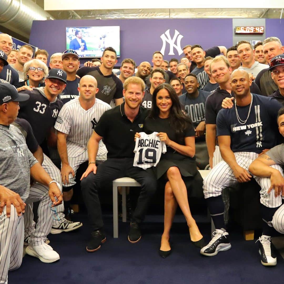 Huffington Postさんのインスタグラム写真 - (Huffington PostInstagram)「OMG! 🥰 The Duke and Duchess of Sussex were all smiles during their appearance at the Boston Red Sox vs. New York Yankees game in London, the first-ever regular season MLB game held in Europe. Both teams gifted the couple mini jerseys for royal baby Archie. 👶💓⁠⠀ ⁠⠀ Red Sox manager Alex Cora said he was “very very nervous” to meet the royals, but that it was a “great moment for the team.”⁠⠀ ⁠⠀ Swipe to see candid shots from the game! 👉⚾️ // 📸 : Getty Images」6月30日 6時34分 - huffpost