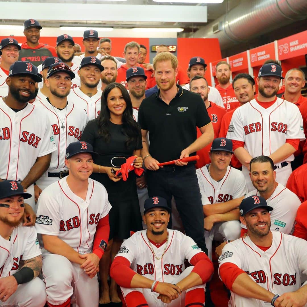 Huffington Postさんのインスタグラム写真 - (Huffington PostInstagram)「OMG! 🥰 The Duke and Duchess of Sussex were all smiles during their appearance at the Boston Red Sox vs. New York Yankees game in London, the first-ever regular season MLB game held in Europe. Both teams gifted the couple mini jerseys for royal baby Archie. 👶💓⁠⠀ ⁠⠀ Red Sox manager Alex Cora said he was “very very nervous” to meet the royals, but that it was a “great moment for the team.”⁠⠀ ⁠⠀ Swipe to see candid shots from the game! 👉⚾️ // 📸 : Getty Images」6月30日 6時34分 - huffpost