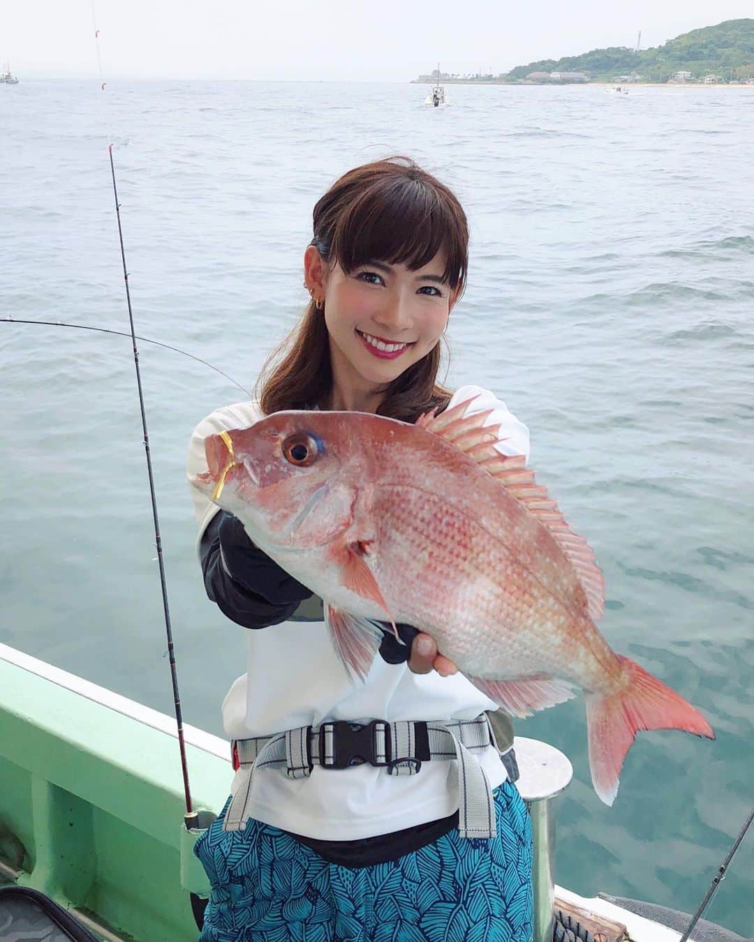 阪本智子さんのインスタグラム写真 - (阪本智子Instagram)「🐟♡ #マダイ 先日タイラバで釣りました( 👍ᐛ)👍✨ 久しぶりに高級魚の#キジハタ もGET😆🎶 嬉しかったなぁ💖 #釣った魚は家族にプレゼント ＊ Rod:SHIMANO ENGETSU LIMITED B610ML-S/RIGHT Reel:SHIMANO OCEA CONQUEST CT 200PG ＊ #fishing #fish #redseabream #sea  #ocean #boatfishing #fishinggirl #釣り #船釣り #鯛 #マダイ #タイラバ #阪本智子」6月30日 6時47分 - tomoko_sakamoto423