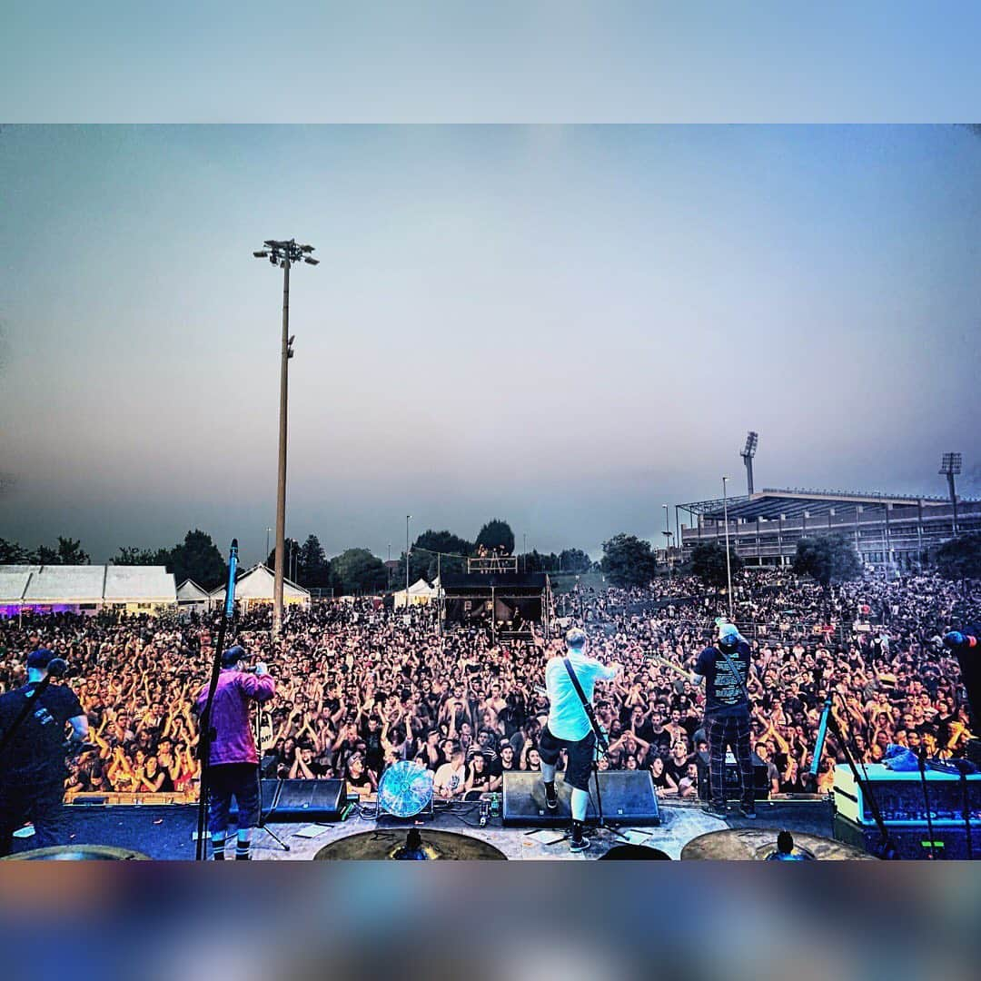 Zebraheadさんのインスタグラム写真 - (ZebraheadInstagram)「Padova, Italy!! You came out and partied fucking hard!!! What a great time!!! Awesome way to end our tour!! Thanks @sherwood_festival and @skapoficial for having us!! #Zebrahead #braininvaders #sherwoodfestival #skap #padova #italy」6月30日 6時44分 - zebraheadofficial