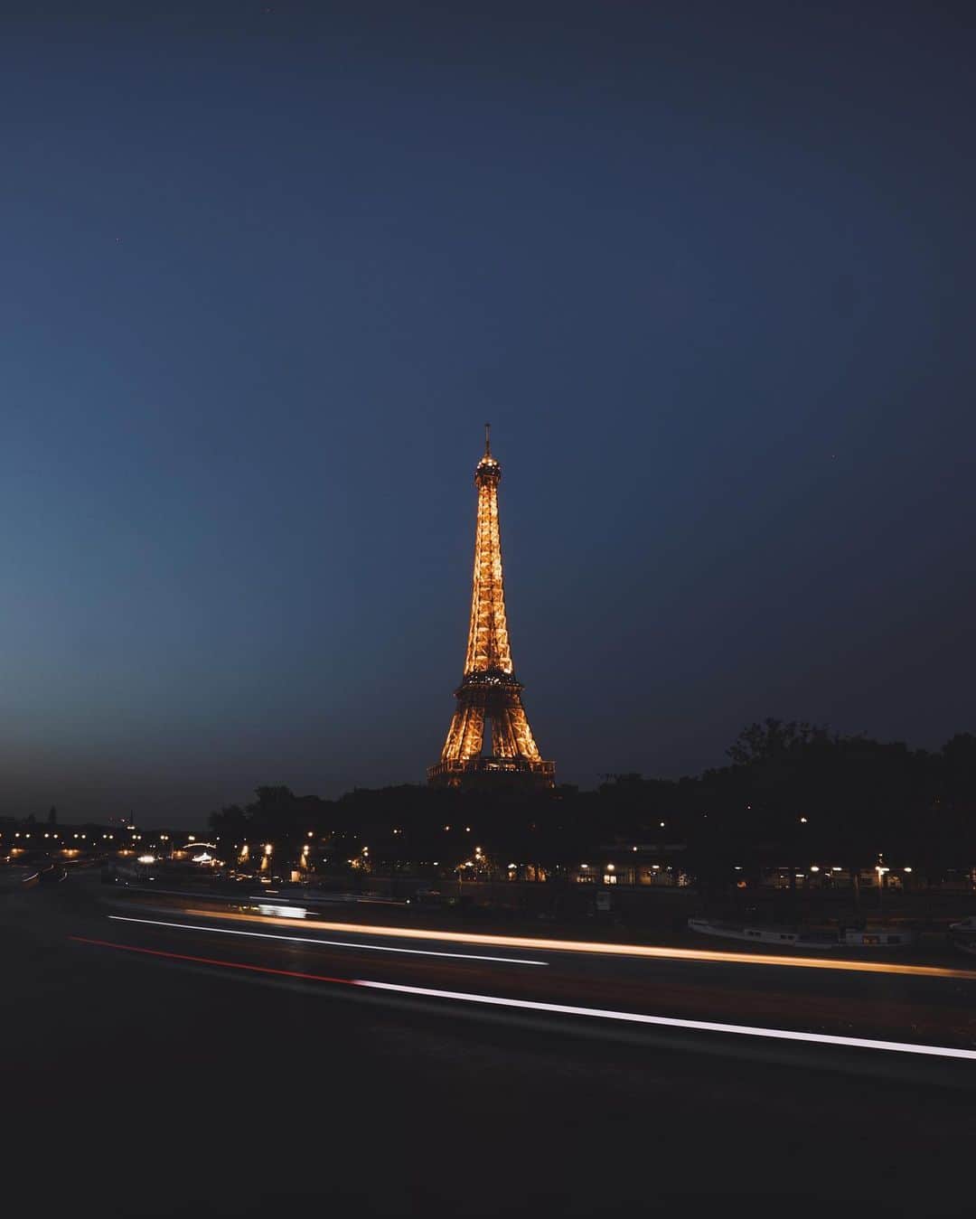s ᴇ  ɴ ᴋ ᴄのインスタグラム：「15min to go before the end of 29th June, which is my sister’s 17th birthday! Have waited for this moment for hours as sunset is so late now in Paris. Knowing this is the favourite city of her, I tried to capture two different moments at two different but signature locations here to celebrate her birthday. Happy birthday and don’t get too big this year 😂🎉🎉 #seanalogue .」