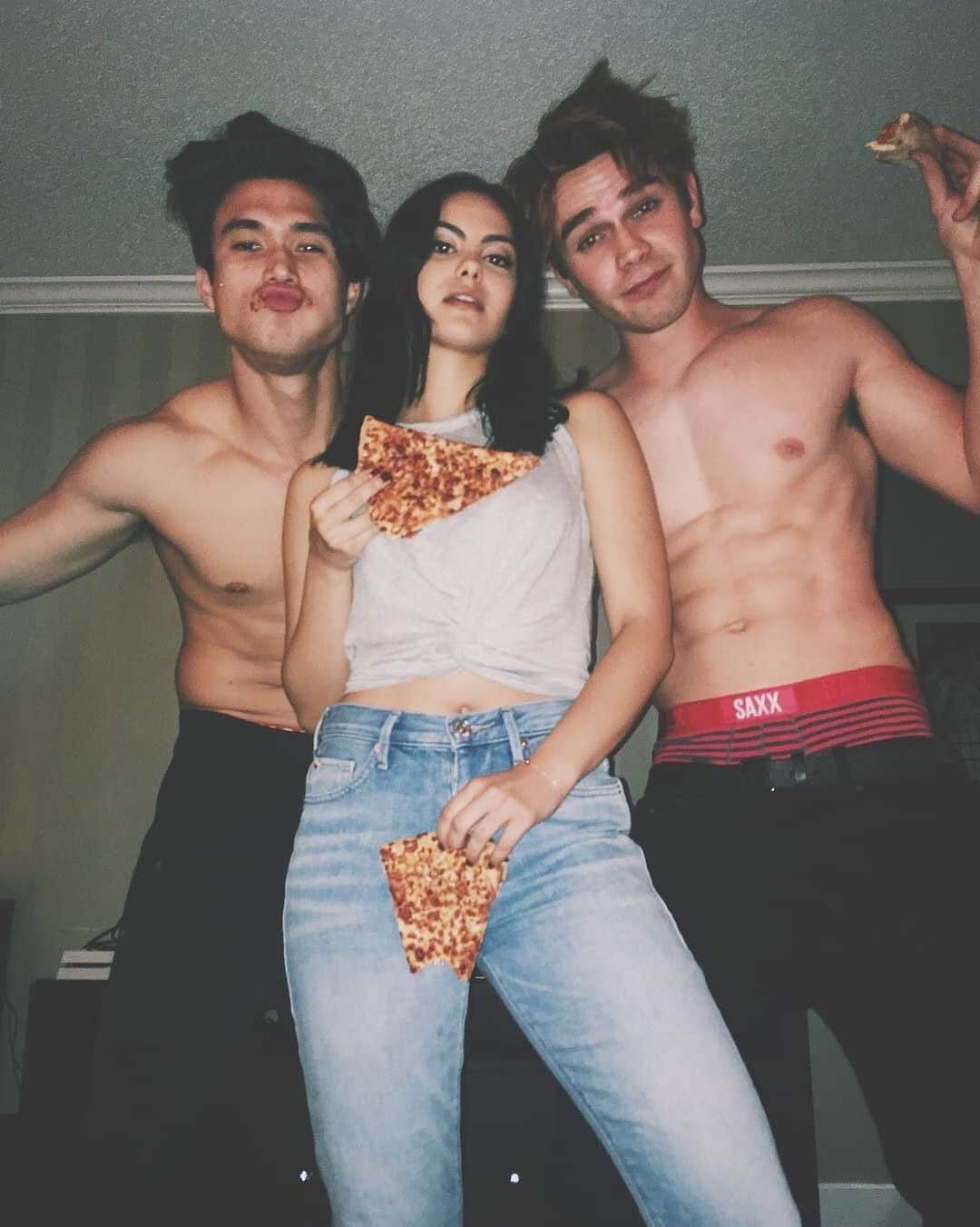 Cosmopolitanさんのインスタグラム写真 - (CosmopolitanInstagram)「This is how I’d like to celebrate my birthday too 🍕😉 HBD @camimendes!」6月30日 6時51分 - cosmopolitan