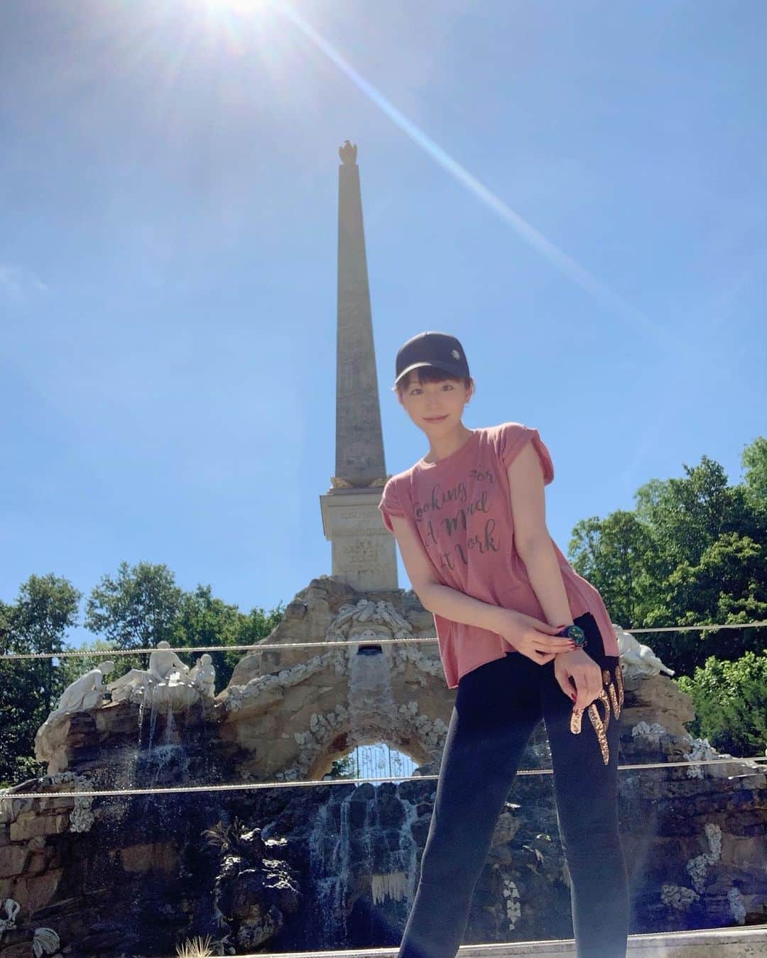 のインスタグラム：「シェーンブルン宮殿の中は写真が撮れなかったので、﻿ 周辺の建物をたくさん撮ってきました‼︎﻿ ﻿ Glorieta グロリエッテ﻿ Laberinto 迷路庭園﻿ ﻿ ﻿ 宮殿内は、﻿ エリザベートに﻿ フランツ・ヨーゼフに﻿ マリア・テレジアに﻿ モーツァルトが6歳の時演奏したお部屋まであって、﻿ あれ？ミュージカル界の常連さん？？﻿ って感じでしたが、本当に！﻿ ﻿ 7月頭にエリザベートの野外コンサートがあるそうで……リーヴァイさんに会いたかった‼︎﻿ ﻿ ﻿ #シェーンブルン宮殿 #schonbrunn ﻿ #ウィーン #オーストリア #vienna ﻿ #ハプスブルク﻿ #habsburg  #エリザベート﻿ #elisabeth  #モーツァルト #mozart  #ayahirano #平野綾」