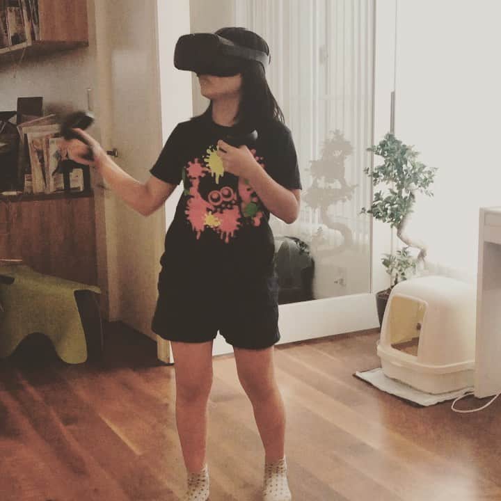 ひうらさとるのインスタグラム：「昨日は漫画家友だちのうめさんちで噂のVR、オキュラスクエストを試させてもらったんだけど、めちゃくちゃ楽しかった！ こうやってみてると単にハエがうるさい人みたいだけどw  何気にグーグルマップで世界の色んなところに行けるのがすごいリアルな夢みたいで感動したわー。 酔っ払ったまま早速ポチッた！w #オキュラスクエスト  #oculusquest」