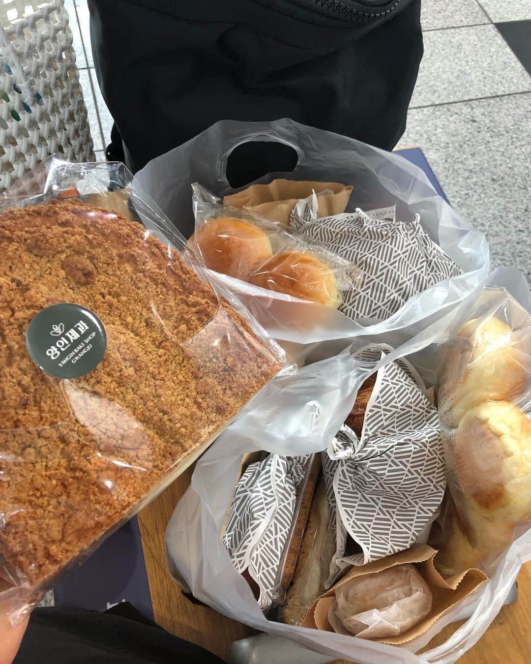 キム・ギバンのインスタグラム：「. 내 사랑 빵.. 한가득 담아갑니다! . #맘모스빵 #모닝빵 #앙버터 #크루아상  #빨미까레 #등등」