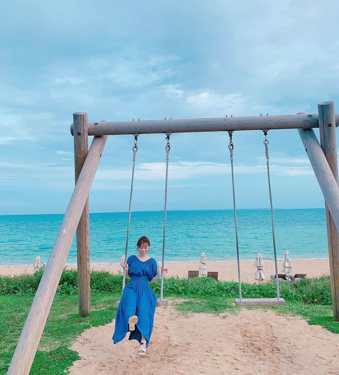 黒坂優香子さんのインスタグラム写真 - (黒坂優香子Instagram)「🦋 ・ ・ 最高のロケーションのブランコ🌈 ・ ・ はいむるぶしホテルの敷地内にあるよ☺︎✨ ・ ・ 空と海がとっても綺麗で、 吹いてくる風が気持ち良かった🍃✨ ・ ・ #小浜島」6月30日 17時44分 - yukakokurosaka0606