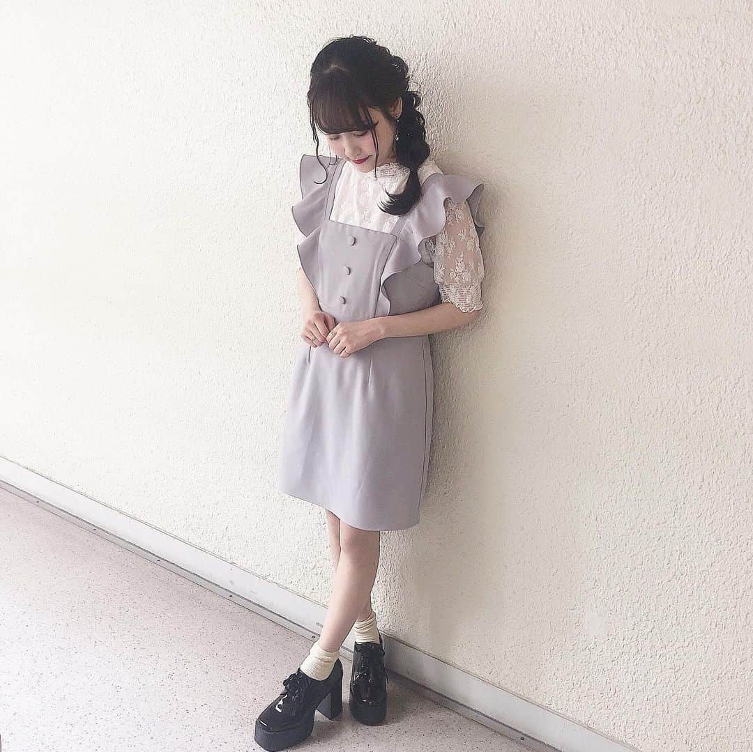 evelynさんのインスタグラム写真 - (evelynInstagram)「ㅤㅤㅤㅤㅤㅤㅤㅤㅤㅤㅤㅤㅤㅤㅤㅤㅤㅤㅤㅤㅤㅤㅤㅤ ㅤㅤㅤㅤㅤㅤㅤㅤㅤㅤㅤㅤ 〔 2019 Autumn collection🐻🌾〕 ㅤㅤㅤㅤㅤㅤㅤㅤㅤㅤㅤㅤ ㅤㅤㅤㅤㅤㅤㅤㅤㅤㅤㅤㅤ 大きめな肩のフリルがポイントのワンピース〻 ㅤㅤㅤㅤㅤㅤㅤㅤㅤㅤㅤㅤ インナーにレーストップスを合わせると まだ少し暑い秋の始まりにも 涼しく着ていただけるのでおすすめです🐏🍁💭 ㅤㅤㅤㅤㅤㅤㅤㅤㅤㅤㅤㅤ 安定感のあるevelynオリジナルシューズは ヒールの高さ▶︎前4.5㎝、後ろ9㎝、傾斜4.5㎝ なので、とても履きやすいです...👢❤︎ ㅤㅤㅤㅤㅤㅤㅤㅤㅤㅤㅤㅤ ：五分袖シャーリングレース ↪︎オフホワイト / ブラック ¥4.500+tax  ㅤㅤㅤㅤㅤㅤㅤㅤㅤㅤㅤㅤ ：フリルサロペット ↪︎ボルドー / アイスグレー / ブラック ¥6.900+tax  ㅤㅤㅤㅤㅤㅤㅤㅤㅤㅤㅤㅤ ：オリジナル2wayレースアップシューズ ↪︎ ブラック M / L ¥6.500+tax ㅤㅤㅤㅤㅤㅤㅤㅤㅤㅤㅤㅤ 《 🕯 先行発売店舗 🕯 》 ㅤㅤㅤㅤㅤㅤㅤㅤㅤㅤㅤㅤ ７月１日〜新宿店 ７月６日〜原宿店・池袋店 ㅤㅤㅤㅤㅤㅤㅤㅤㅤㅤㅤㅤ #evelyn_code #evelyn fashion #coodinate #エブリン #ワンピース #サロペット #フリルサロペット #レーストップス #厚底シューズ #レースアップシューズ #コーディネート #ガーリーコーデ #秋コーデ #甘めコーデ」6月30日 17時45分 - evelyn.official