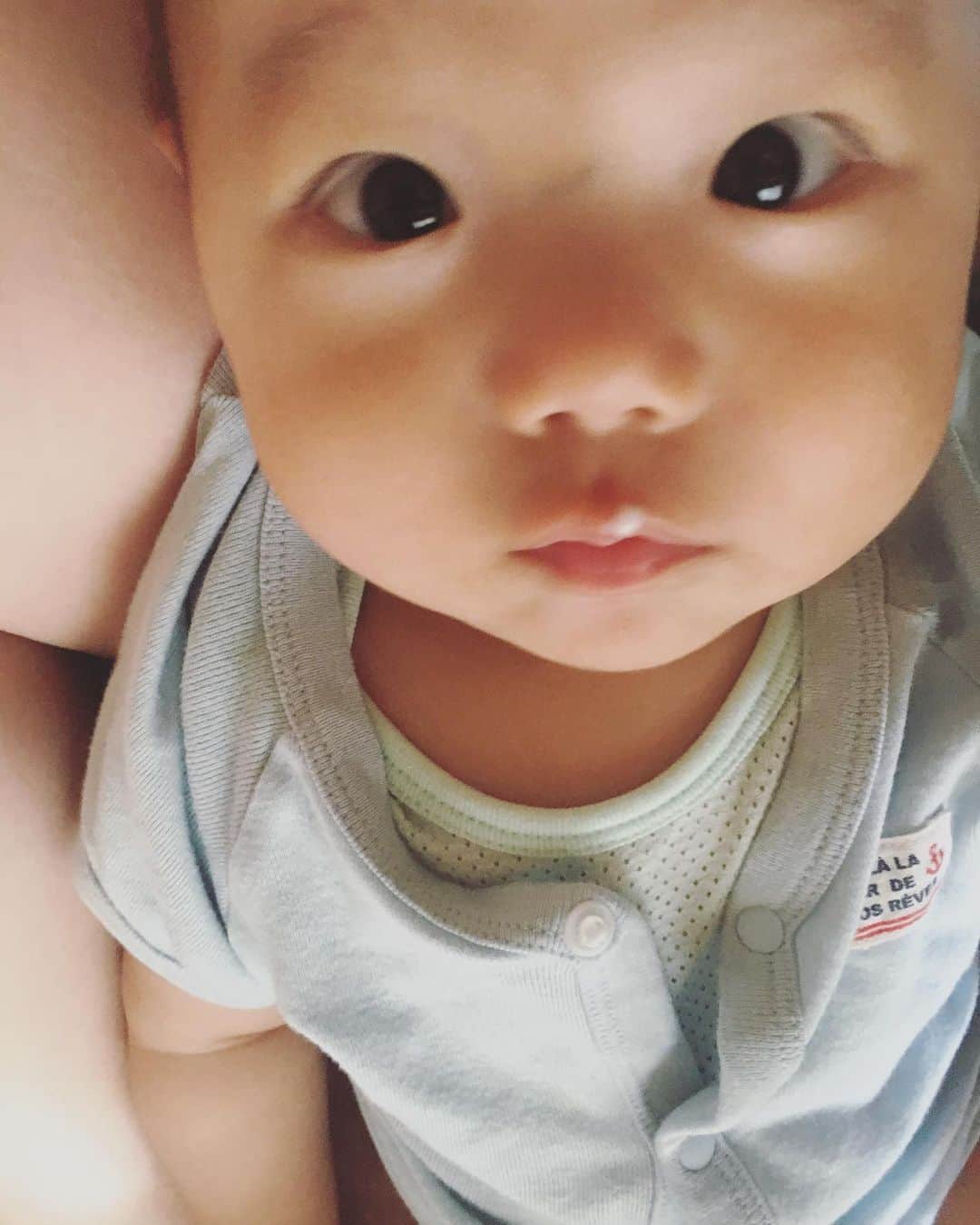 平山奈美のインスタグラム：「🍼 . #乳くわえたまま笑う #変態は誰に似たのか #だっておっぱいは正義👶🏻 .  #完母 #おっぱい後 #満足顔 #平成31年産まれ #男の子ベビー #男の子ママ  #新米ママ  #生後4ヶ月 #赤ちゃん#赤ちゃんのいる暮らし  #ママリ #プレママ #ママモデル #ベビスタグラム #コドモダカラ #milk #baby #boy #mama #happy #cute #4months  #love #mylove #justbaby」