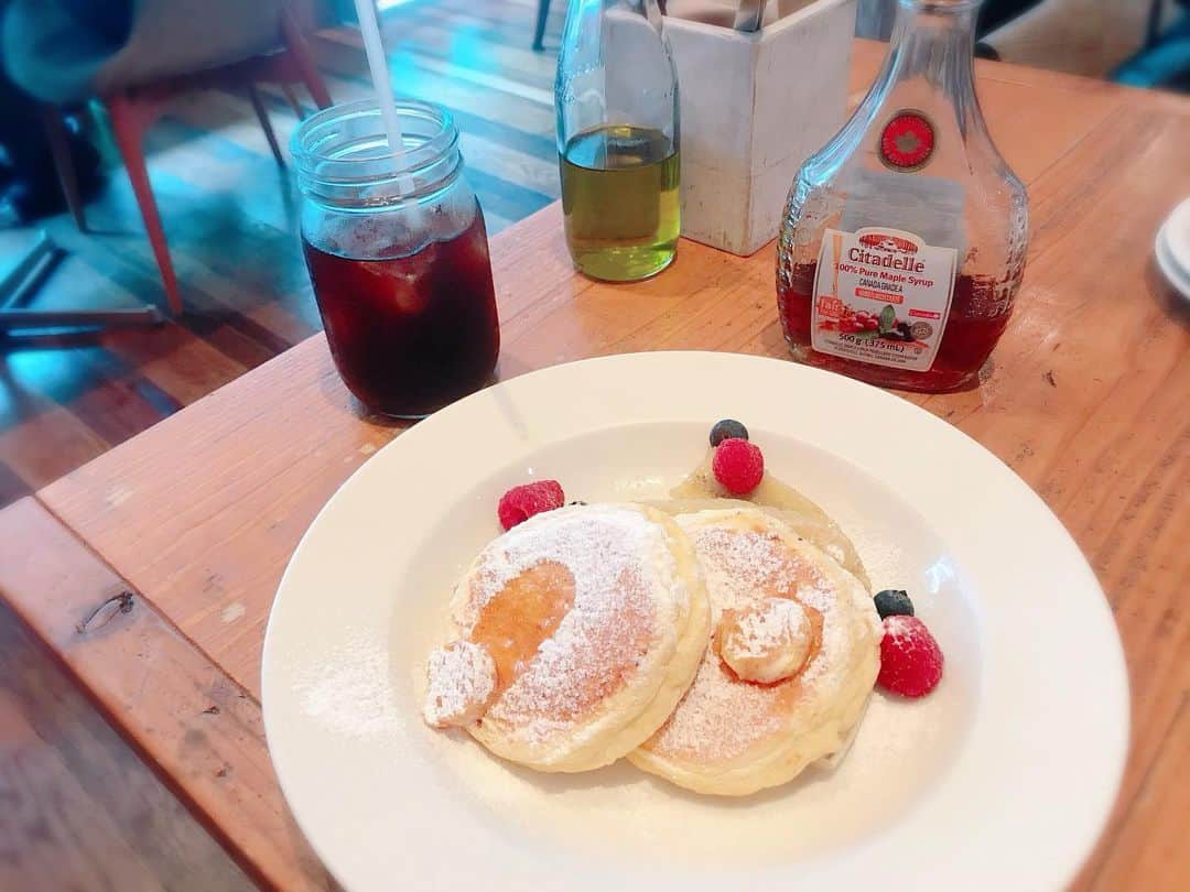 木南清香さんのインスタグラム写真 - (木南清香Instagram)「🥞💕 ・ ・ 名古屋で食べた#パンケーキ ♡ わたし、#メイプルシロップ を たーーーっぷりかけたい人なので… 瓶で出てきて、テンションあがりました🙊❣️ ・ #🥞 #pancakes #おやつの時間 #名古屋#名古屋カフェ #royalgardencafe」6月30日 17時47分 - kinami_sayaka