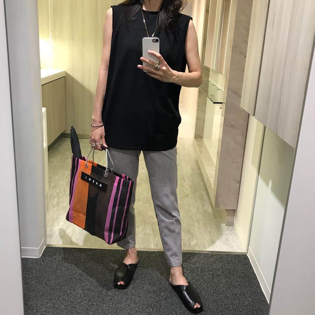 liiiiche23のインスタグラム：「・ ・ 日傘がひょっこりはん。 このトップス なんと @gu_global  で500円位。笑 後ろの袖部分にタックも入ってて なんかオシャレな感じ👏 気づけば上下GUなcoordinate。 ATPのサンダルは スタニングのセールでなんと半額でした🤩✨ ・ ・ #code #coordinate #fashion #ootd #outfit #outfitoftheday #dailylook #dailylook_japan #instagood #instafashion #gu #ジーユー #marni #marniflowercafe #マルニ #marnibag #atpatelier #atpateliersandals #atp #stunninglure #スタニングルアー」