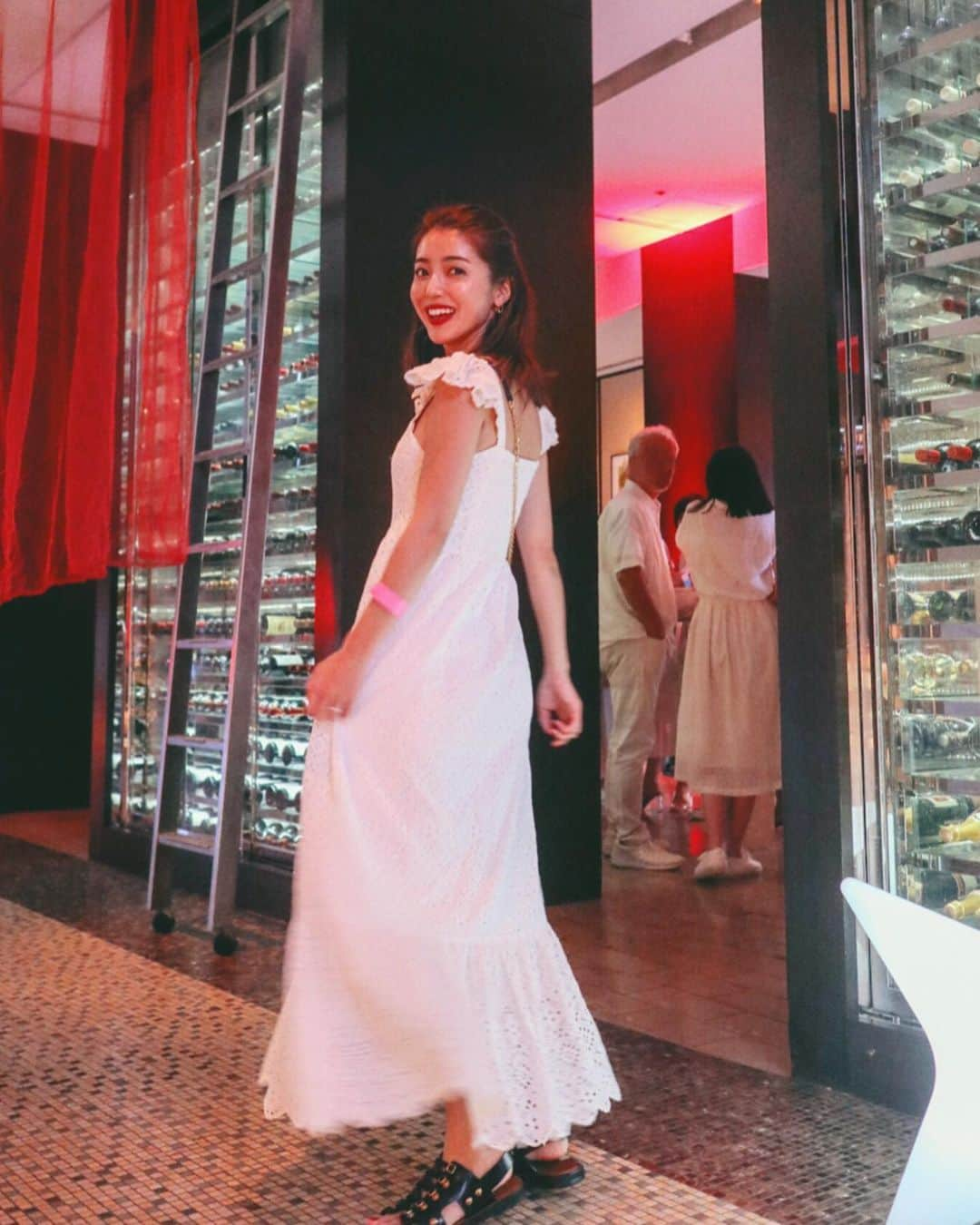 大口智恵美さんのインスタグラム写真 - (大口智恵美Instagram)「white party!!! 昨日はふでっちとモロッカンな空間でディナーを楽しみました♡ ドレスコードがホワイトだったので、白のワンピースで☺︎ drees/ @eimyistoire_official  shoes/ @dior #grandhyatttokyo #ソワレブランシュ#フレンチキッチン#グランドハイアット東京」6月30日 16時18分 - chemiiiii