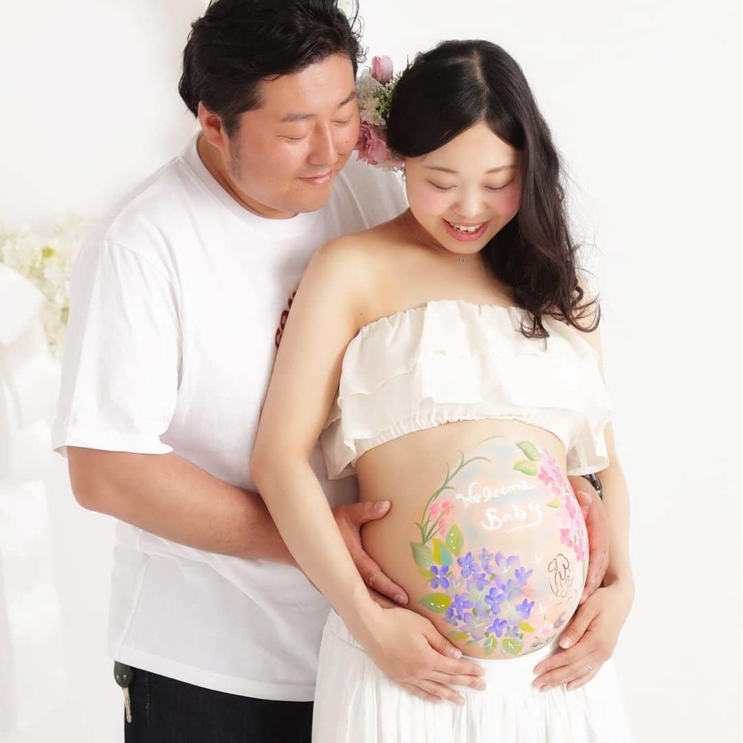 okuyama-photoさんのインスタグラム写真 - (okuyama-photoInstagram)「可愛いベリーペイントが完成したら、パパさんも加わって記念撮影👨 ママさんを気遣う様子に愛が感じられました💑  #ベリーペイント  #写真のオクヤマ  #写真館  #フォトスタジオ  #家族写真  #ポートレート  #妊娠6ヶ月  #妊娠7ヶ月  #妊娠8ヶ月  #妊娠9ヶ月  #妊娠後期  #つわり  #双子妊娠  #出産準備  #臨月  #マタニティアート  #マタニティフォト  #マタニティペイント  #マタニティ  #妊婦フォト  #妊婦  #記念撮影  #マタニティライフ  #プレママ  #安産祈願  #十和田  #青森  #八戸」6月30日 16時18分 - okuyamaphoto