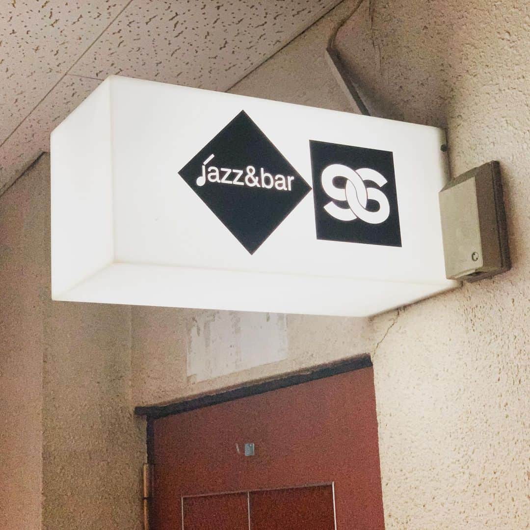 RIKAPEPEのインスタグラム：「96という屋号から受け継がれて67年、そして三代目遠藤オーナーにかわって11周年。10年前のオープニングスタッフとして4年働かせていただいた経験が、今のRIKAPEPEを作っています。当時の私を笑顔にしてくれたのは、ジャズと96のメンバー&お客様のお陰。ジャズのパワーで、沢山の人に元気を与えれるように、これからも一生懸命頑張りたいと思います。  jazzbar96 #11周年おめでとうございます #北新地」