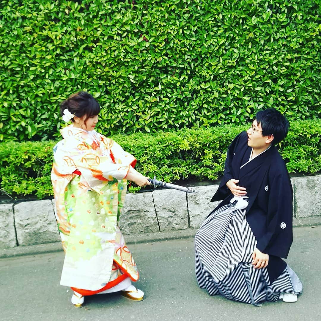 晴レの日｜HARENOHIのインスタグラム：「前撮りにて♪コマ撮りによる花嫁と花婿の気になるストーリー。剣さばきがお見事👏 #晴レの日#harenohi #和装 #結婚式準備 #和婚 #ウェディング #色打ち掛け #ブライダル #前撮り #神社挙式 #仏閣挙式 #フォト #楽しい結婚式#kimono #tokyo #浅草#面白いウェディングフォト#結婚式で流したい #披露宴で流す写真 #コマ撮り撮影#楽しい前撮り#楽しいウェディングフォト」