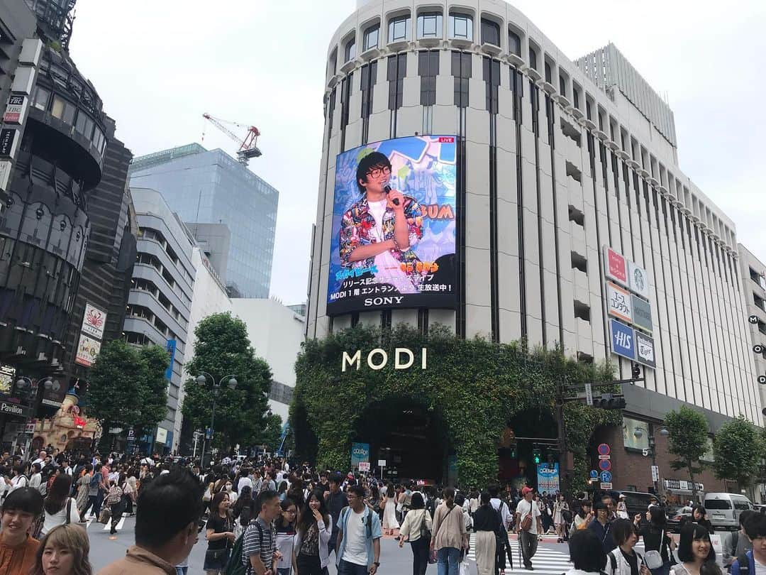 イニ（じん）さんのインスタグラム写真 - (イニ（じん）Instagram)「渋谷のゲリラライブ、 ありがとうございました🐰✨ 挑戦状の問題難し過ぎて笑いました みんな来てくれないんじゃないかと 思ったのですがたくさん来てくれて とっても嬉しかったです！！！！ テンション上がり過ぎて 歌詞飛ばしてやったぜ！！！！！」6月30日 16時23分 - jinjin10272