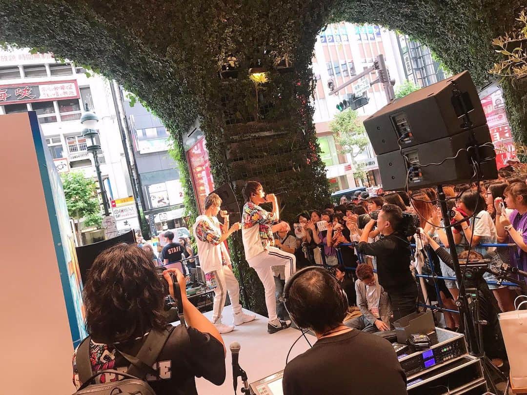 イニ（じん）さんのインスタグラム写真 - (イニ（じん）Instagram)「渋谷のゲリラライブ、 ありがとうございました🐰✨ 挑戦状の問題難し過ぎて笑いました みんな来てくれないんじゃないかと 思ったのですがたくさん来てくれて とっても嬉しかったです！！！！ テンション上がり過ぎて 歌詞飛ばしてやったぜ！！！！！」6月30日 16時23分 - jinjin10272