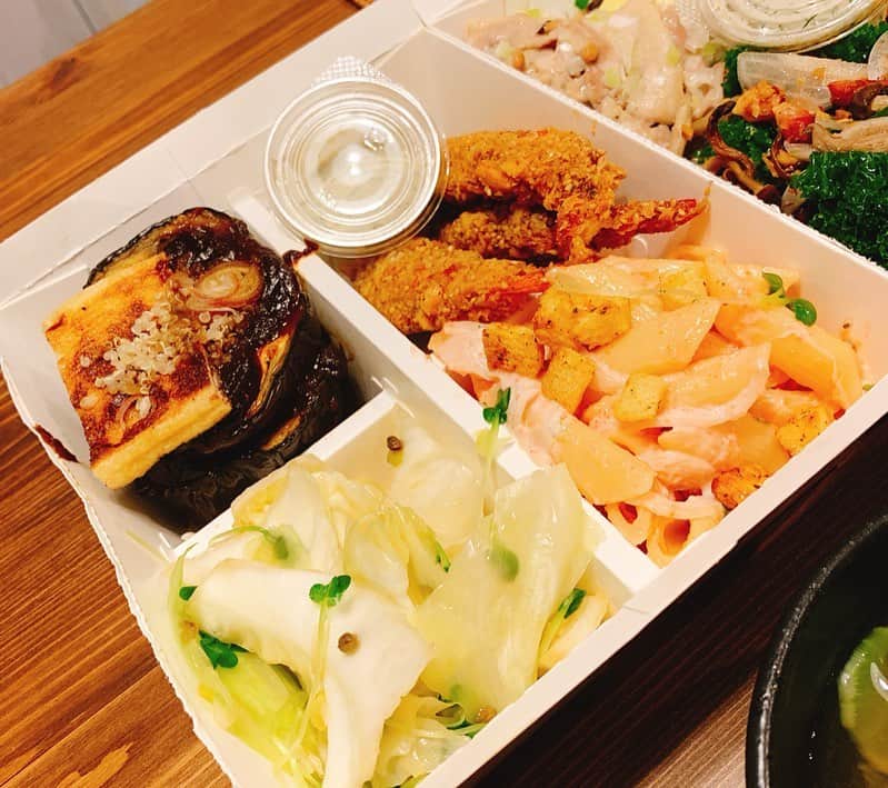 星村麻衣さんのインスタグラム写真 - (星村麻衣Instagram)「今月の美食の会は、友達が作ってくれたご飯＆デリでワイワイやりました🍴 美味しかったぁ〜😋✨ ありがとうー！❤️ #月一美食倶楽部 #同級生 #delicatessen #手作りご飯」6月30日 16時23分 - hoshimuramai