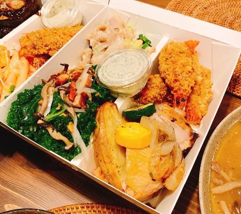 星村麻衣さんのインスタグラム写真 - (星村麻衣Instagram)「今月の美食の会は、友達が作ってくれたご飯＆デリでワイワイやりました🍴 美味しかったぁ〜😋✨ ありがとうー！❤️ #月一美食倶楽部 #同級生 #delicatessen #手作りご飯」6月30日 16時23分 - hoshimuramai