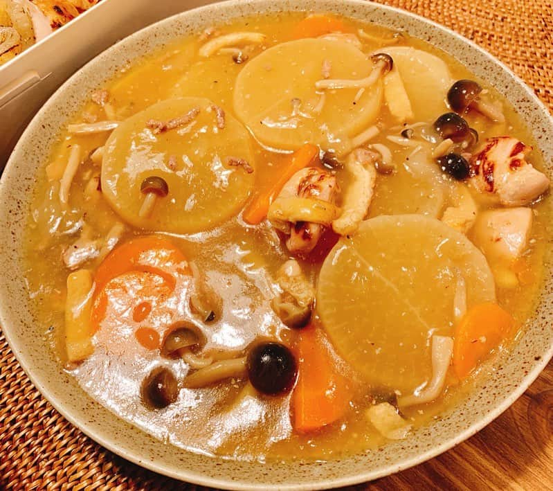 星村麻衣さんのインスタグラム写真 - (星村麻衣Instagram)「今月の美食の会は、友達が作ってくれたご飯＆デリでワイワイやりました🍴 美味しかったぁ〜😋✨ ありがとうー！❤️ #月一美食倶楽部 #同級生 #delicatessen #手作りご飯」6月30日 16時23分 - hoshimuramai