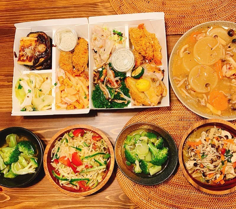 星村麻衣さんのインスタグラム写真 - (星村麻衣Instagram)「今月の美食の会は、友達が作ってくれたご飯＆デリでワイワイやりました🍴 美味しかったぁ〜😋✨ ありがとうー！❤️ #月一美食倶楽部 #同級生 #delicatessen #手作りご飯」6月30日 16時23分 - hoshimuramai