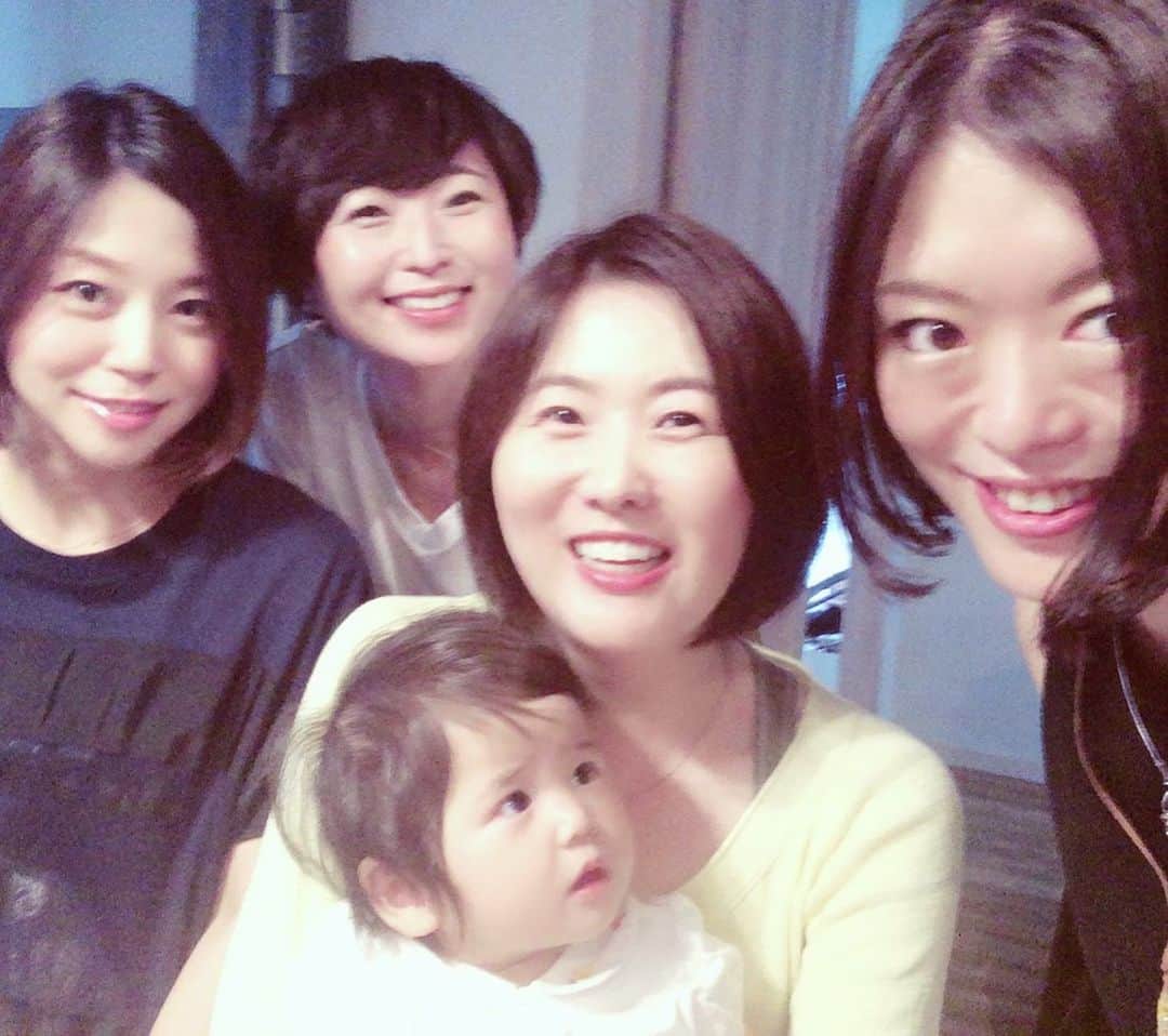 星村麻衣のインスタグラム：「今月の美食の会は、友達が作ってくれたご飯＆デリでワイワイやりました🍴 美味しかったぁ〜😋✨ ありがとうー！❤️ #月一美食倶楽部 #同級生 #delicatessen #手作りご飯」