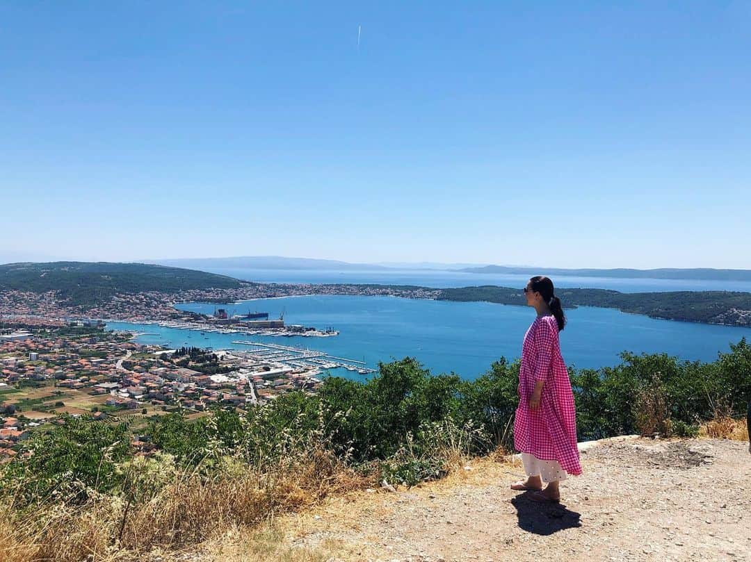 桐島かれんさんのインスタグラム写真 - (桐島かれんInstagram)「プリトヴィッツェからクロアチア第2の都市スプリットへ向かう途中、トロギールの街を見下ろす丘で。 #クロアチア #croatia」6月30日 16時33分 - houseoflotuskaren
