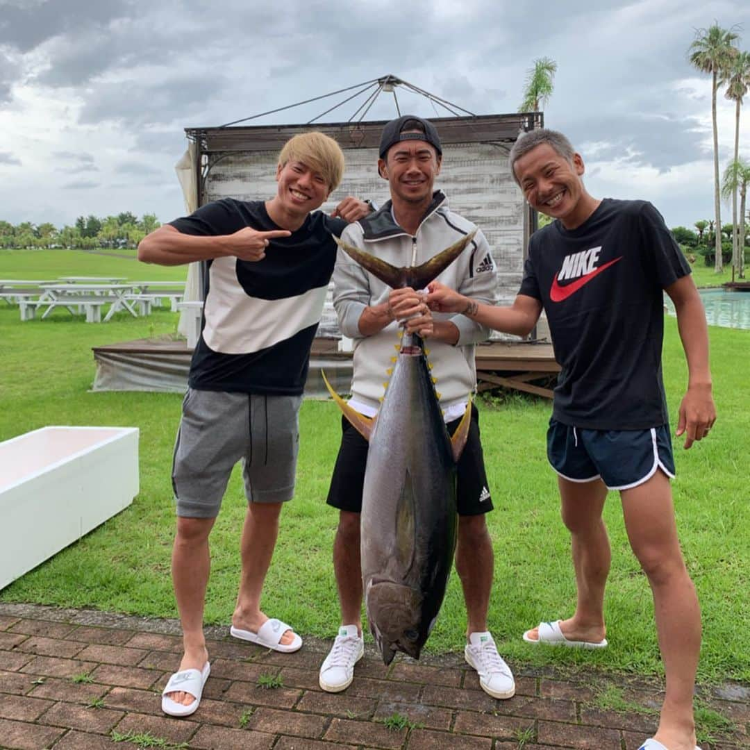 浅野拓磨さんのインスタグラム写真 - (浅野拓磨Instagram)「真司さんと陽介のトレーニングキャンプin宮崎に参加させていただきました！  5日間でしたが非常に良いトレーニングキャンプができました。  天気はあまり良くなかったですが宮崎の美味しい食事と癒しの温泉でしっかりリフレッシュもしながらサッカーに集中できる環境は最高でした！ まさに3150。  今回のキャンプを準備、サポートしていただいた宮崎の皆さん、スタッフの皆さん、共にトレーニングしていただいた皆さんありがとうございました！  #トレーニングキャンプ #宮崎県 #3150 #香川真司 #井手口陽介 #感謝。」6月30日 16時42分 - asatakugram