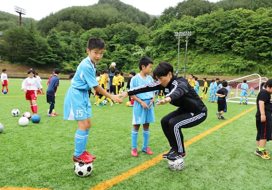 波戸康広さんのインスタグラム写真 - (波戸康広Instagram)「・﻿ 成城石井Presentsふれあいサッカー教室 in 山田町﻿ ﻿ 震災後から継続して今年で8回目です。⚽️﻿ ﻿ 横浜F・マリノスの夢と感動を届ける活動に賛同し﻿ ﻿ ていただき、今回から成城石井さまにご支援を賜り﻿ ﻿ ました。﻿ ﻿ ﻿ ﻿ #fmarinos #成城石井 #復興支援 #岩手県 #山田町﻿ #夢と感動 #こころのつながり #サッカー教室﻿ #soccer #instaphotos #instagood #波戸康広﻿ #ambassador ﻿#adidas ﻿ ﻿ ﻿ ➖➖➖➖➖➖➖➖➖➖➖➖➖➖﻿﻿ ﻿﻿﻿ 波戸康広 公式ウェブショップはプロフィールから👆﻿﻿﻿ 無料メルマガのご登録で、ここでしか語らないことを配信中‼️﻿﻿﻿ プレゼントキャンペーンの応募もできます💡﻿﻿﻿ 是非遊びに来てね✌️✨﻿﻿﻿ ﻿」6月30日 16時34分 - hato.official