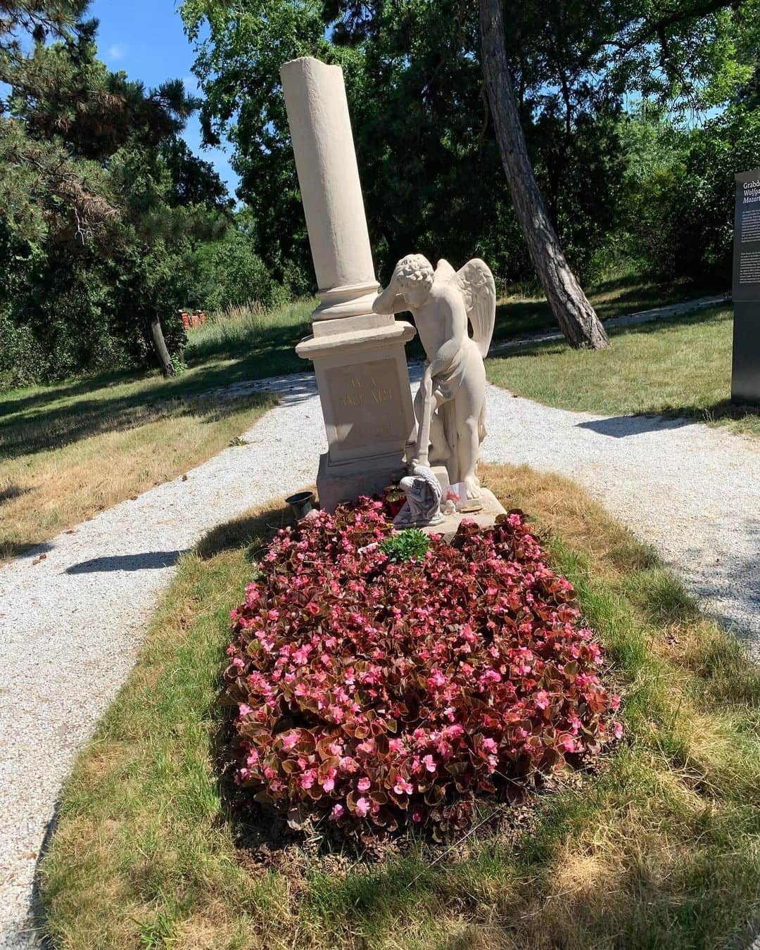 平野綾さんのインスタグラム写真 - (平野綾Instagram)「ザンクト・マルクス墓地。﻿ ﻿ ヴォルフガングのお墓まいりです。﻿ 今回の旅で、これは絶対するべきと思って…。﻿ ﻿ ﻿ お天気が良すぎてイメージが湧きにくいですが、﻿ ここがミュージカル『モーツァルト！』のプロローグ、﻿ コンスタンツェがニッセンとして登場するシーンです。﻿ ﻿ 実際にヴォルフガングの遺骨は行方知れずで、﻿ ここには記念碑があるだけですが……。﻿ ﻿ 私が芝居でしていたように、少し耳を傾けると微かに旋律が聴こえてくる気がして。﻿ ﻿ 2度もコンスタンツェを演じさせていただいたご縁に感謝しながらこの場を後にしました。﻿ どうか安らかに。 ﻿ ﻿ ﻿ #sanktmarx #ザンクトマルクス墓地 ﻿ #wolfgangamadeusmozart  #ヴォルフガングアマデウスモーツァルト﻿ #コンスタンツェ #ニッセン﻿ #ayahirano #平野綾」6月30日 16時37分 - a_ya.hirano