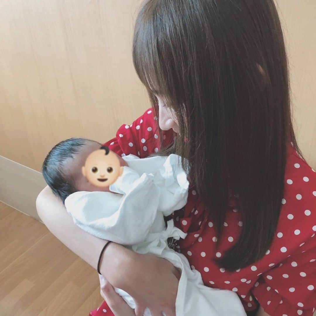 鈴木えりかさんのインスタグラム写真 - (鈴木えりかInstagram)「. 真ん中のお兄ちゃんのべいびー👶🏻 甥っ子と初対面してきました🧸🍼 絶対いけめんになるよ… かわいすぎたきゅん… . . . #甥っ子 #可愛すぎ #赤ちゃん #👶🏻 #湿気にやられアホ毛 #baby #instababy」6月30日 16時37分 - eripuu0713