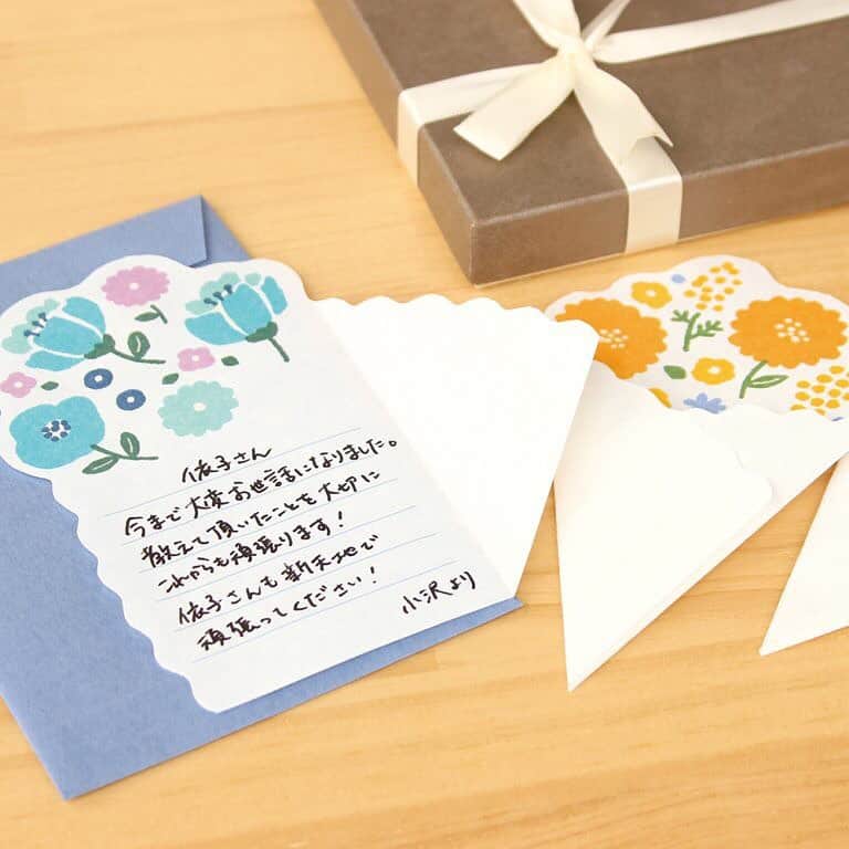 手紙社さんのインスタグラム写真 - (手紙社Instagram)「【「紙博 in 東京 vol.3」カタログ紹介：レターセット 】 ポストを開けた瞬間、可愛らしい顔を覗かせる、ユニークなデザインのレターセット。食べ物や、植物や、動物など、受け取る人の心を和ませるモチーフは、メッセージを書くあなたのことも楽しませてくれます。封筒を開ける瞬間や、便箋を手に取るときのことを想像しながら、ときめく1枚を探してみてくださいね。 1枚目：ATELIER.encle d'encle 2枚目：MEETS  TAKEGAMI/中越パルプ工業 3枚目：rala design 4枚目：花籠や 5枚目：そ・か・な 6枚目：古川紙工株式会社 7枚目：cobato 8枚目：ネクタイ . ▶︎詳細はプロフィール「@kamihaku2019」のリンクへ . #手紙社#手紙舎#tegamisha#紙博#kamihaku#紙博in東京#浅草#紙もの#ペーパーアイテム#文房具#stationery#イラスト#レターセット#封筒#便箋#ATELIER encledencle#MEETS TAKEGAMI#raladesign#花籠や#そかな#古川紙工#cobato#ネクタイ」6月30日 16時43分 - tegamisha