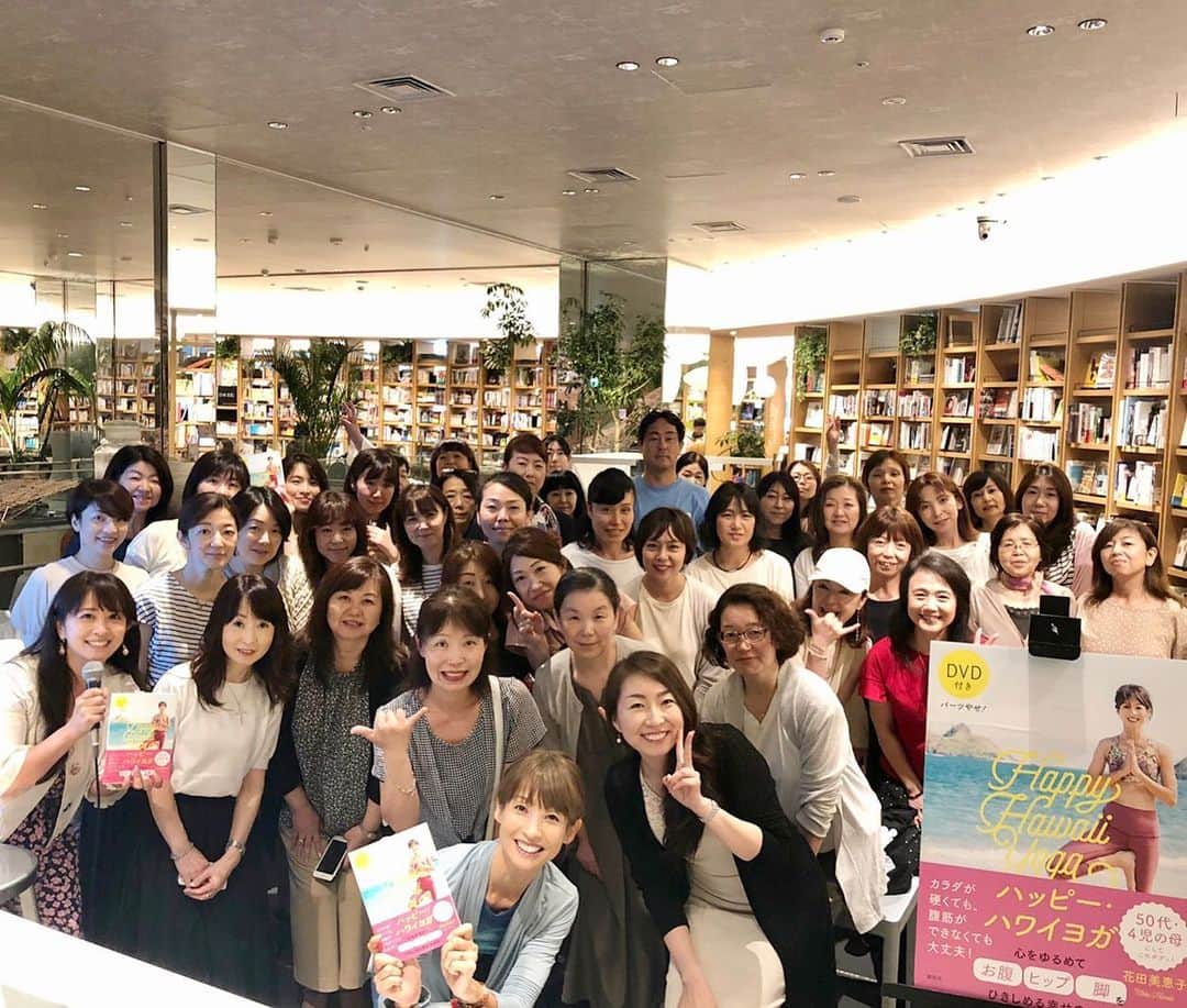 のインスタグラム：「『ハッピー・ハワイヨガ』刊行記念ミニヨガレッスン&トークイベント @二子玉川 蔦屋家電  雨模様の日曜日にも関わらず、沢山の方にお越しいただき感激でした✨ ご自宅でも、ヨガの呼吸法で健やかな毎日をお過ごしください🧘‍♀️ 私も日本に帰ってきたら必ずまとめ買いする @rice_granola グルテンフリーのライスグラノーラ、色々なお料理でお楽しみくださいね😊  #hawaii ##tokyo #yoga #happy #hawaiiyoga #healthyfood #healthylifestyle #breath #eathealthy  #ハワイ #東京 #ヨガ #ハッピーハワイヨガ #ヘルシー #蔦屋家電 #二子玉川 #二子玉川ライズ #ライスグラノーラ #グルテンフリー」