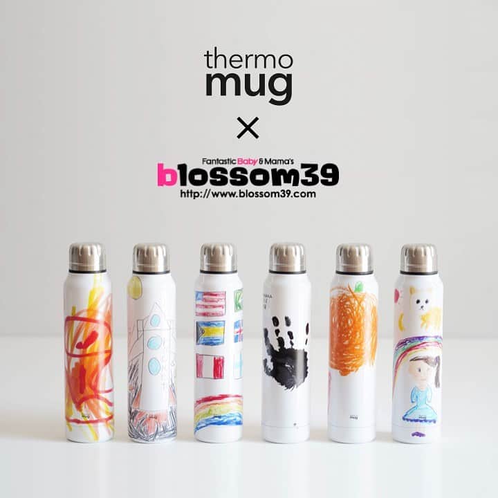 blossom39_officialのインスタグラム：「. blossom39東武池袋店にて「おえかきボトルワークショップ」を開催いたします！ 手描きの絵やメッセージがそのままデザインになるオリジナルボトルがつくれます！ . スタイリッシュなデザインと優れた保温・保冷機能が特徴の、日本で誕生したキッチンウェアブランド「thermo mug（サーモマグ）」 今回のワークショップはthermo mugの代表的なアイテムでもある折り畳み傘をイメージしたシンプルなデザインのUmbrella Bottle（アンブレラボトル）がベースになっています。真空断熱二重構造で機能性にも優れ、持ち運びにも最適です。 . 専用のおえかきテンプレートにお好きな絵やメッセージを描くだけ！そのままボトルのデザインになります。 . 世界にひとつだけのオリジナルボトルをつくりませんか？お子様の成長の思い出や、敬老の日などの贈り物にもおすすめです。 . ------------------------------------ ▶︎開催店舗：blossom39東武池袋店 ▶︎ワークショップ開催期間 （店内におえかきスペースを設置します） 7月1日（月）〜8月4日（日） ▶︎料金：¥4,860（税込） ▶︎完成品お渡し時期：9月上旬以降 ------------------------------------ . 7月1日（月）〜店頭にて専用のおえかきテンプレートの配布も行っております。お好きな絵やメッセージを描いて下記期間中に店頭までお持ちください。 《ご注文承り期間：7月1日（月）〜8月12日（月・祝）》 . . ※著作権や商標権、他社の権利侵害にあたるデザインはご遠慮ください。尚、トラブルにつきまして当社では一切の責任を負いかねますのであらかじめご了承ください。 . 詳しくは店頭までお問い合わせください。 . #blossom39 #ブロッサム39 #thermomug #サーモマグ #アンブレラボトル #タンブラー #オリジナルボトル #ワークショップ #敬老の日プレゼント #成長記録 #思い出 #夏休み #赤ちゃんのいる生活」